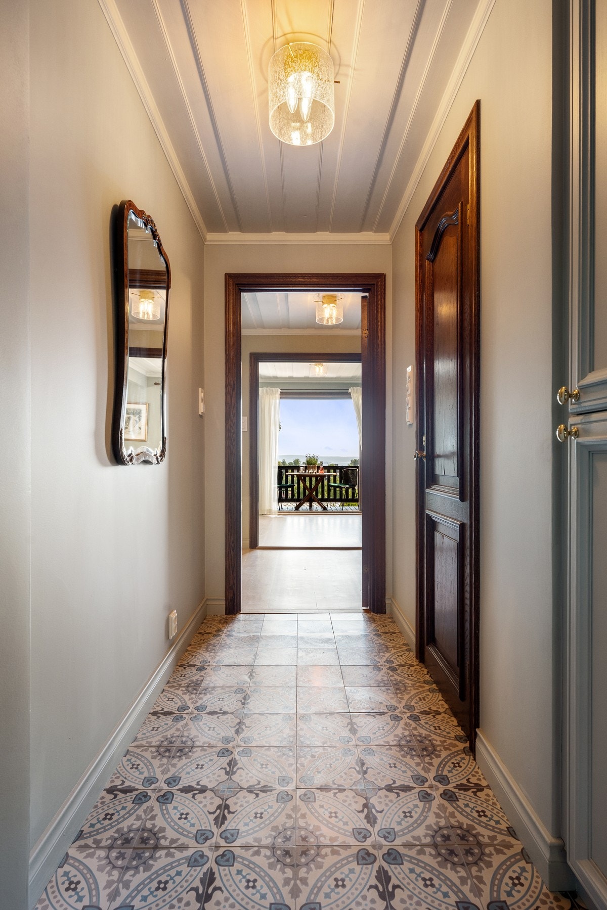 Dette bildet er tatt fra inngangsdøren til hovedetasjen som finnes på baksiden av huset. Galleribilde