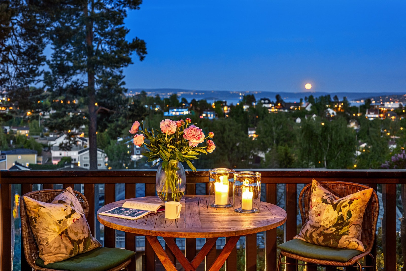 Nydelig sitteplass på terrasse utenfor hovedetasjen Galleribilde