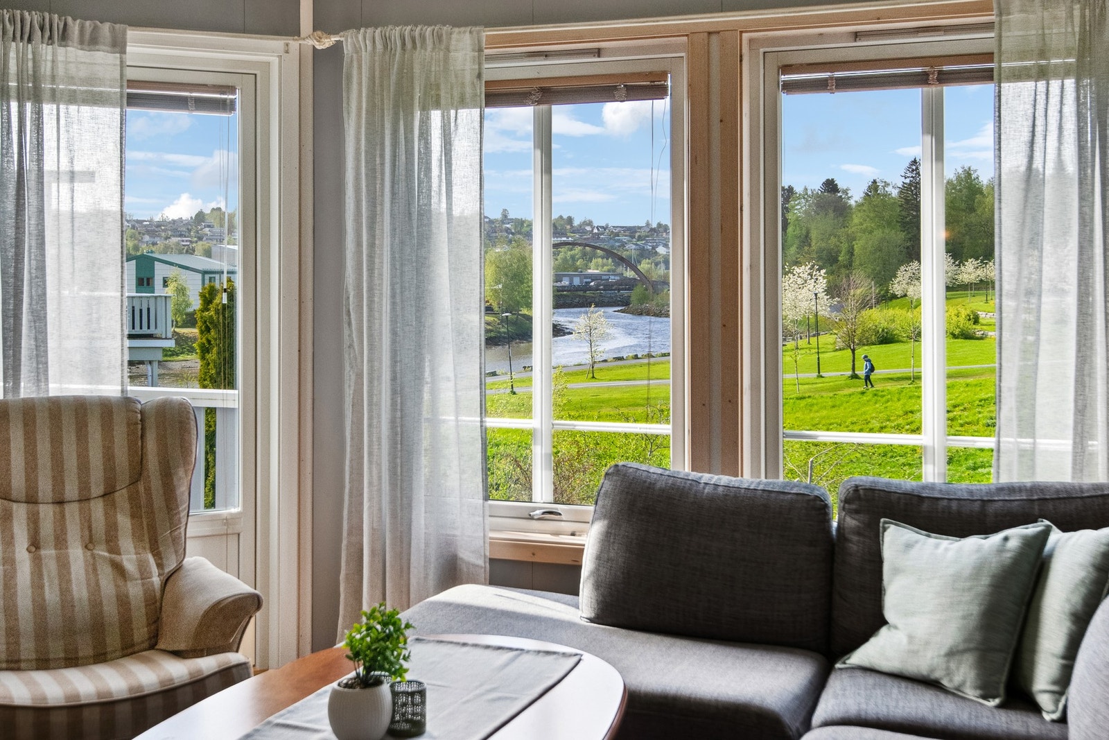 Fra leiligheten har man flott utsikt mot Kjærlighetsstien. Galleribilde