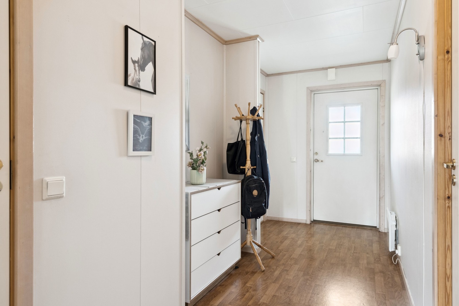 Praktisk gang med plass til oppbevaringsmøbel. Galleribilde