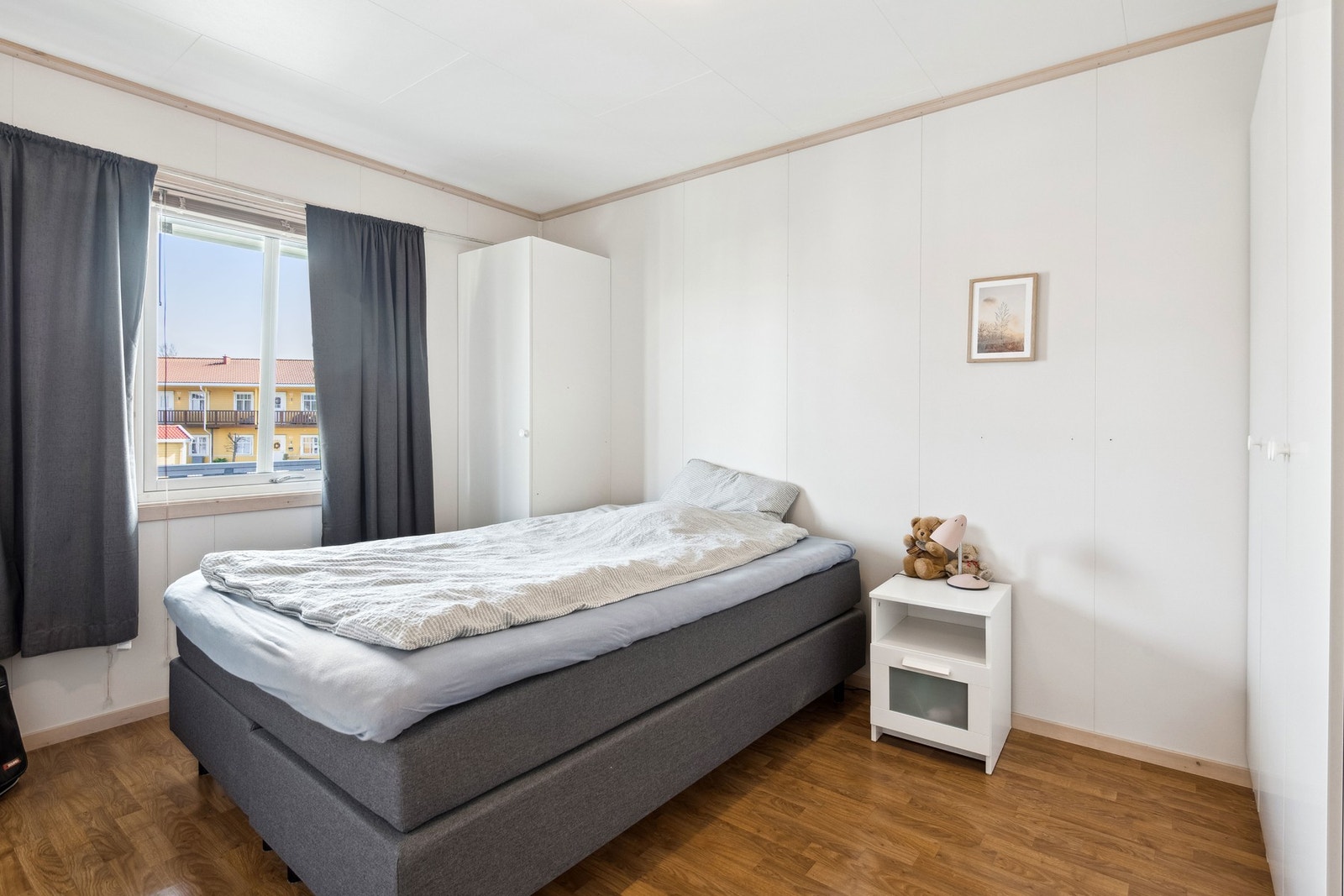 Hovedsoverom med god plass til dobbeltseng og garderobeløsning. Galleribilde
