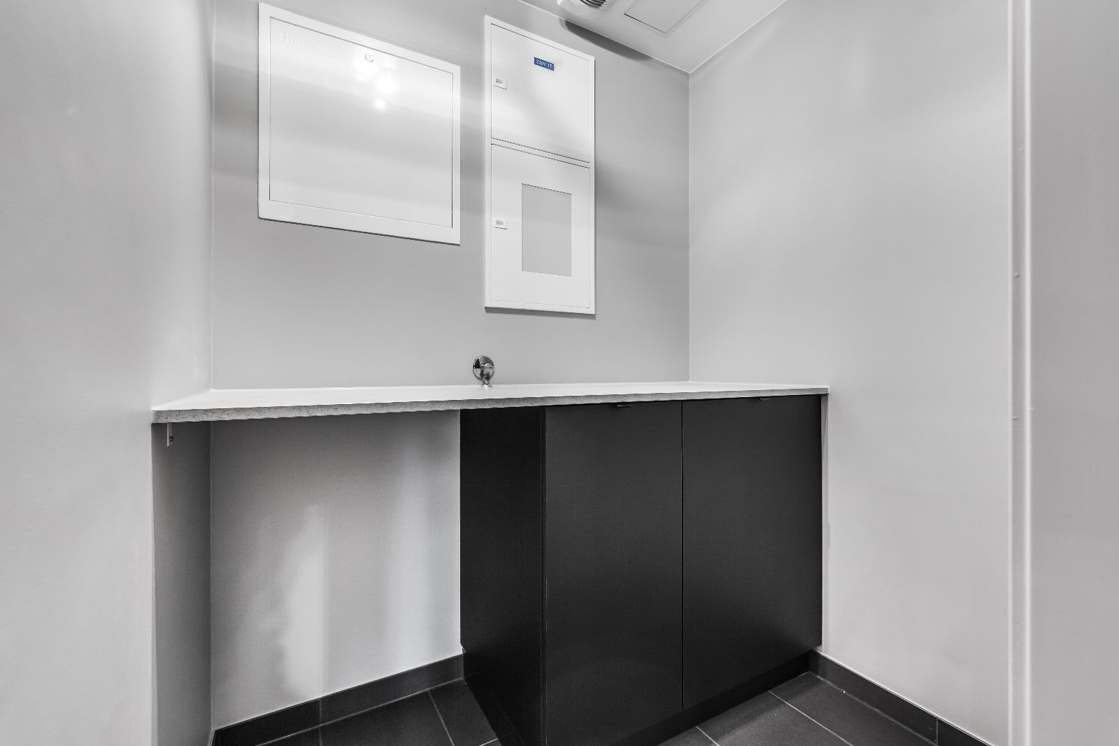 Leilighetene har til og med eget vaskerom, her kommer det vaskemaskin og det er noe lagringsplass Galleribilde