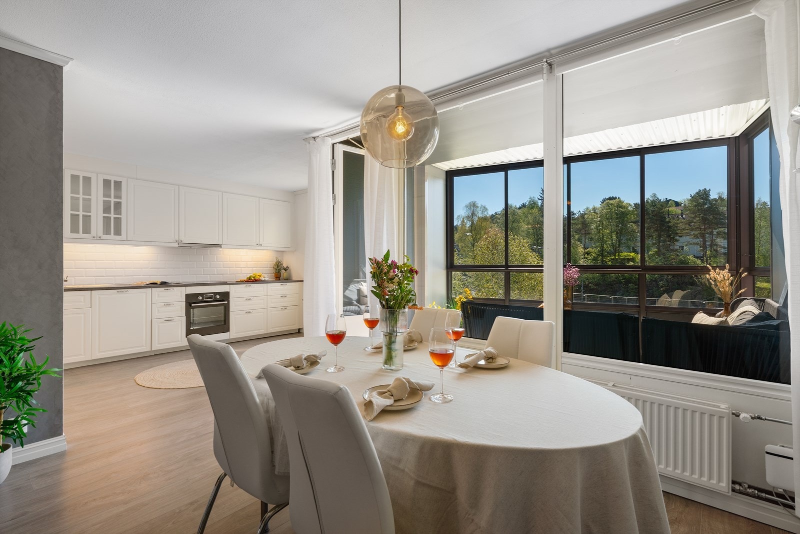 - Den åpne løsningen gjør dette til et praktisk og sosialt oppholdsrom - Galleribilde