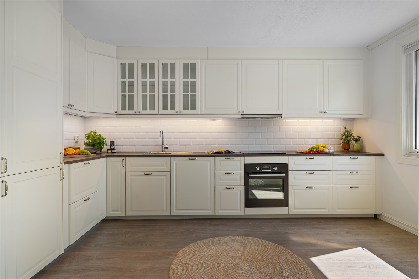 - Tidløs kjøkkeninnredning med profilerte fronter og benkeplate i laminat - Galleribilde