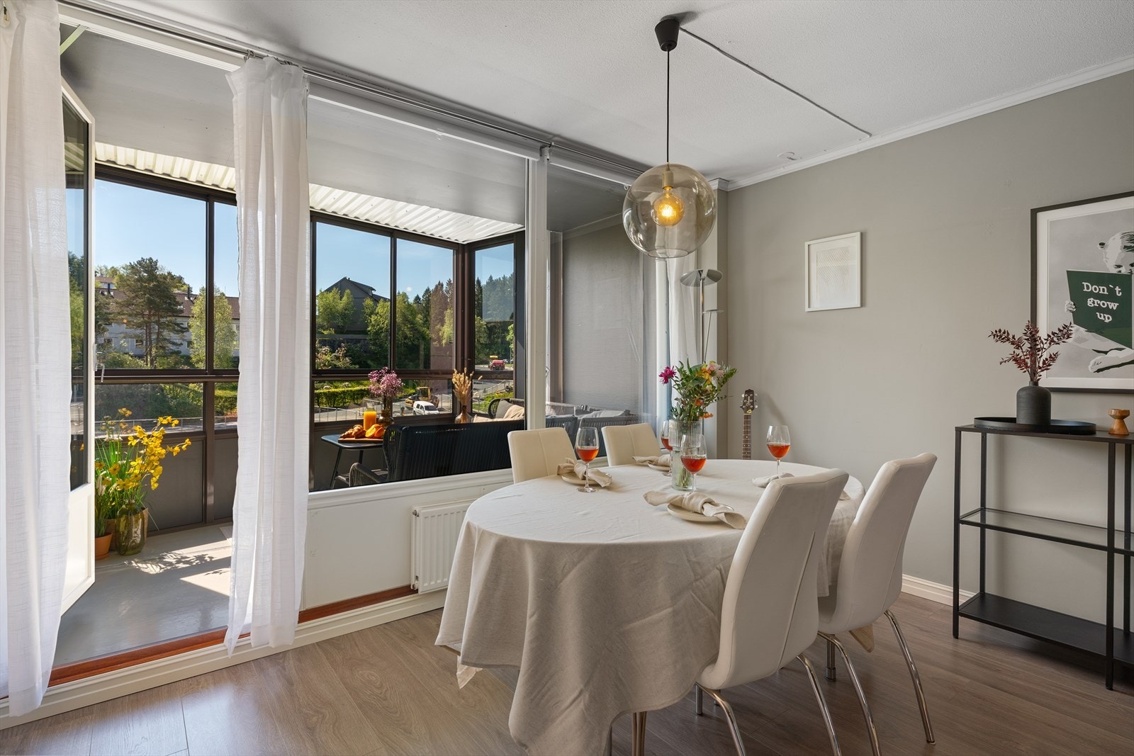 - Stue/kjøkken måles til hele 33,4m² - Galleribilde