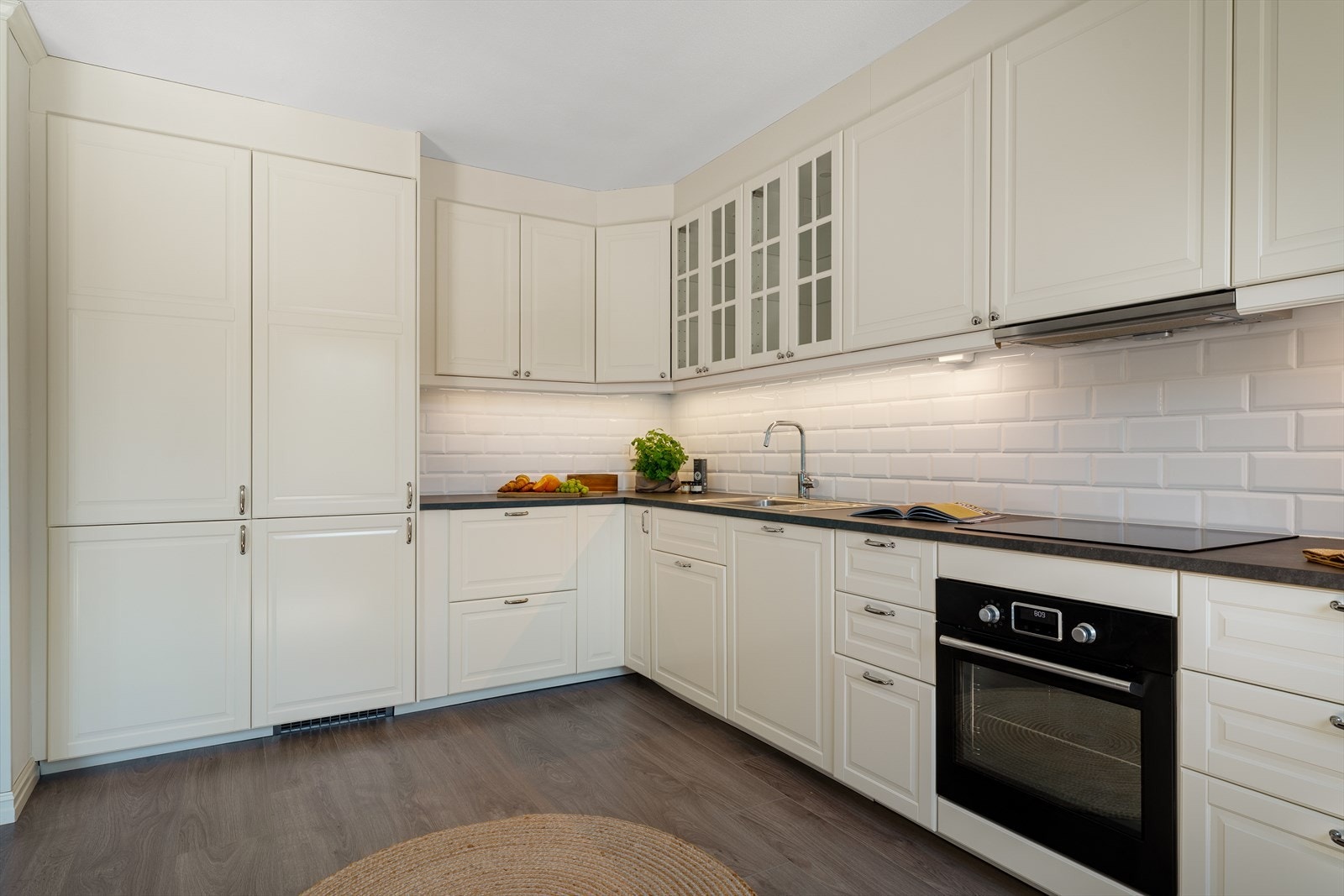 - Ny eier får gleden av integrert stekeovn, platetopp m/induksjon, oppvaskmaskin og kjøleskap/frys - Galleribilde