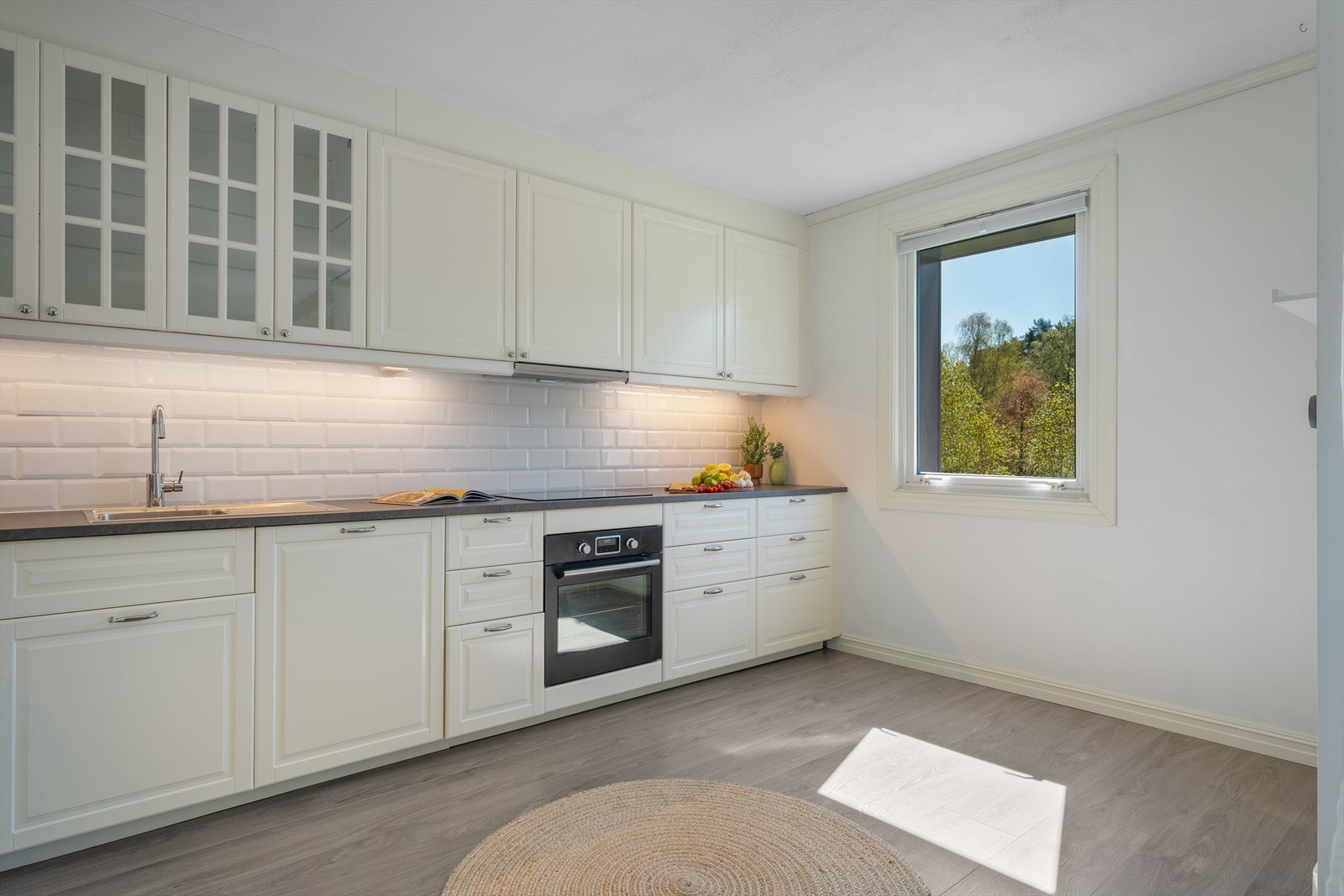 - I 2019 ble leiligheten modernisert med nye overflater og ny kjøkkeninnredning - Galleribilde