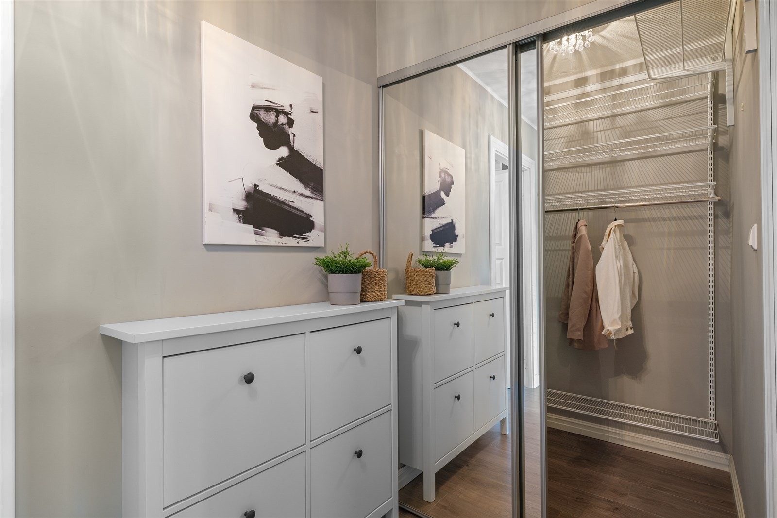 - God plass til oppheng av yttertøy og sko - Galleribilde