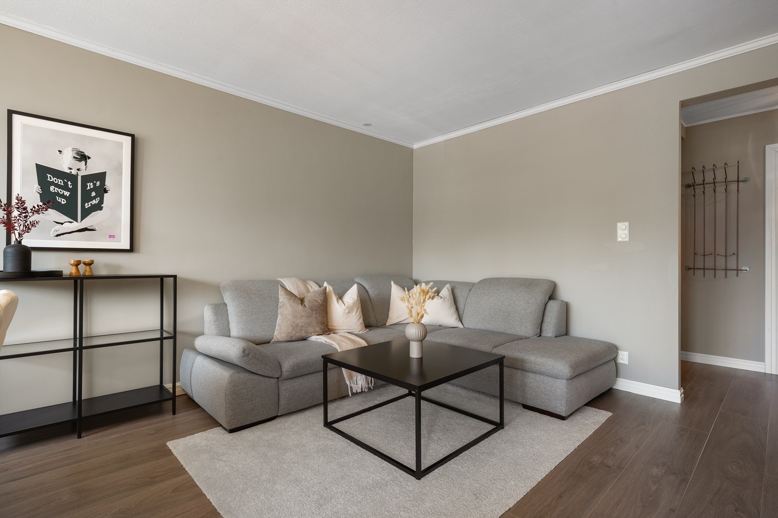 - Leiligheten er malt i delikate fargetoner som gjør det enkelt å sette sitt eget preg - Galleribilde