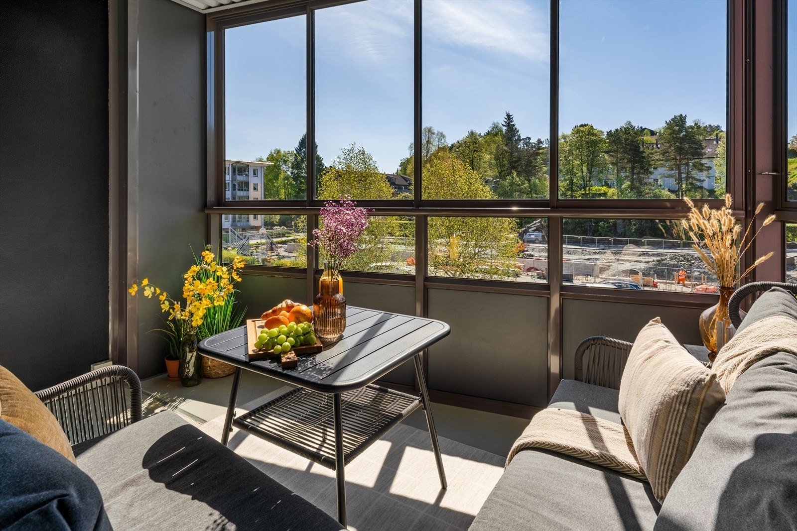 - Den innglassede balkongen blir som en fin forlengelse av stuen - Galleribilde