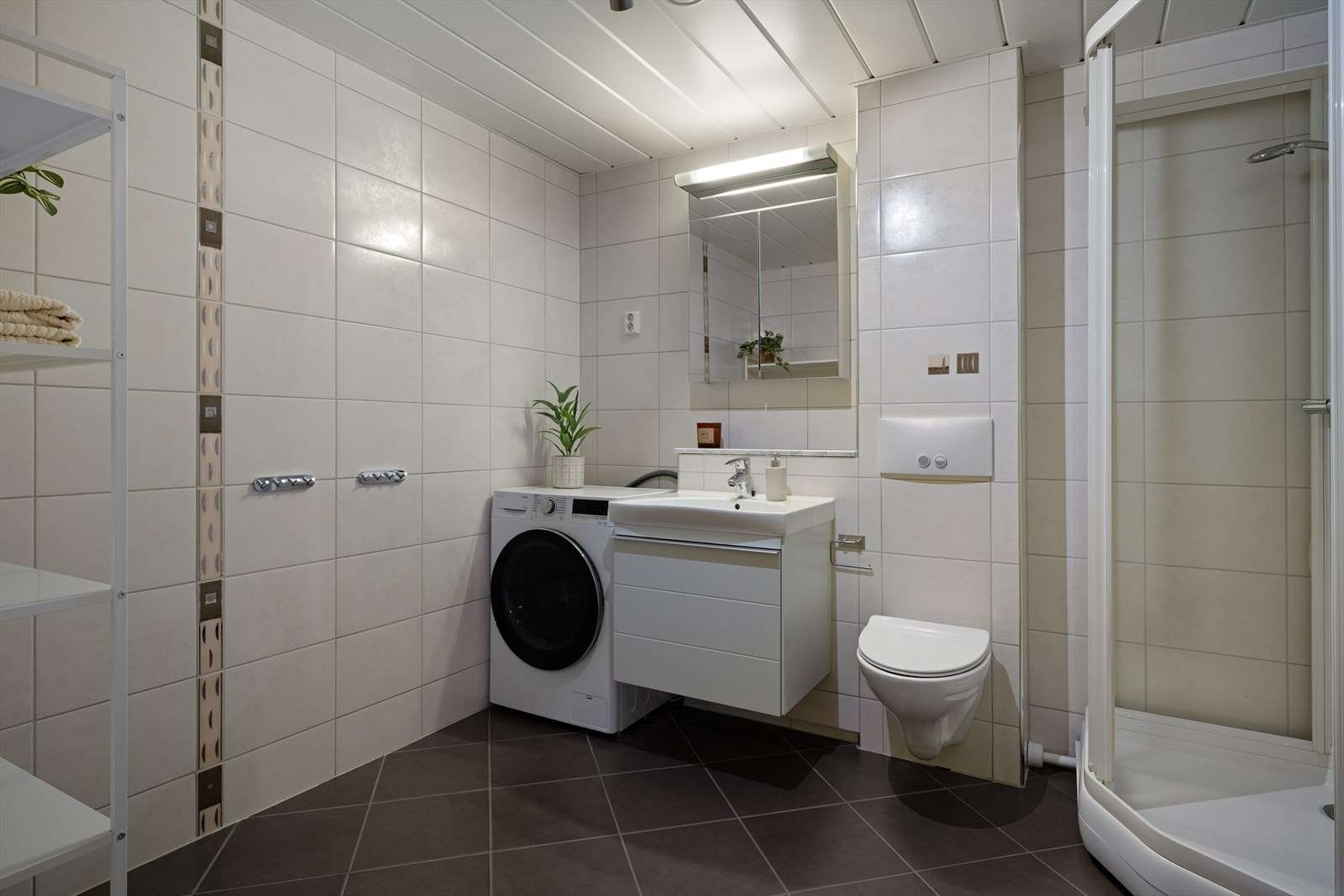 - Helfliset baderom med behagelig varme i gulv - Galleribilde