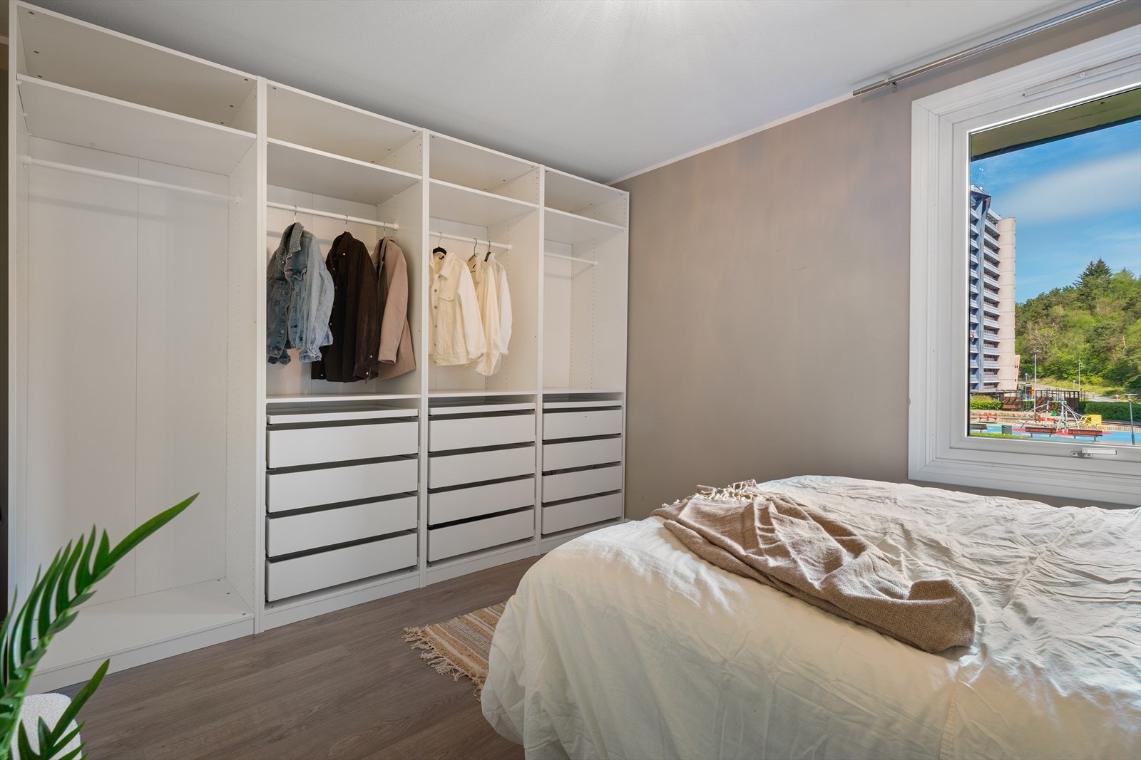 - Her har man god plass til en romslig garderobeløsning av eget ønske - Galleribilde