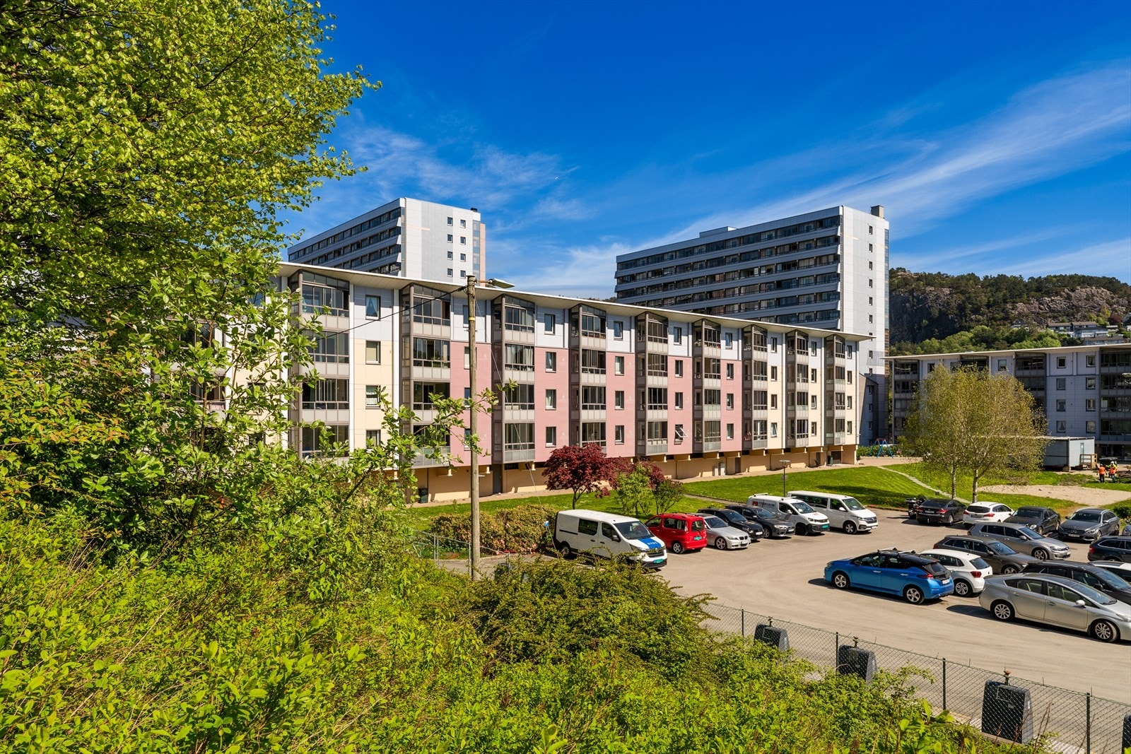 - Parkering på borettslagets tomt med tilgjengelige elbil-ladere - Galleribilde