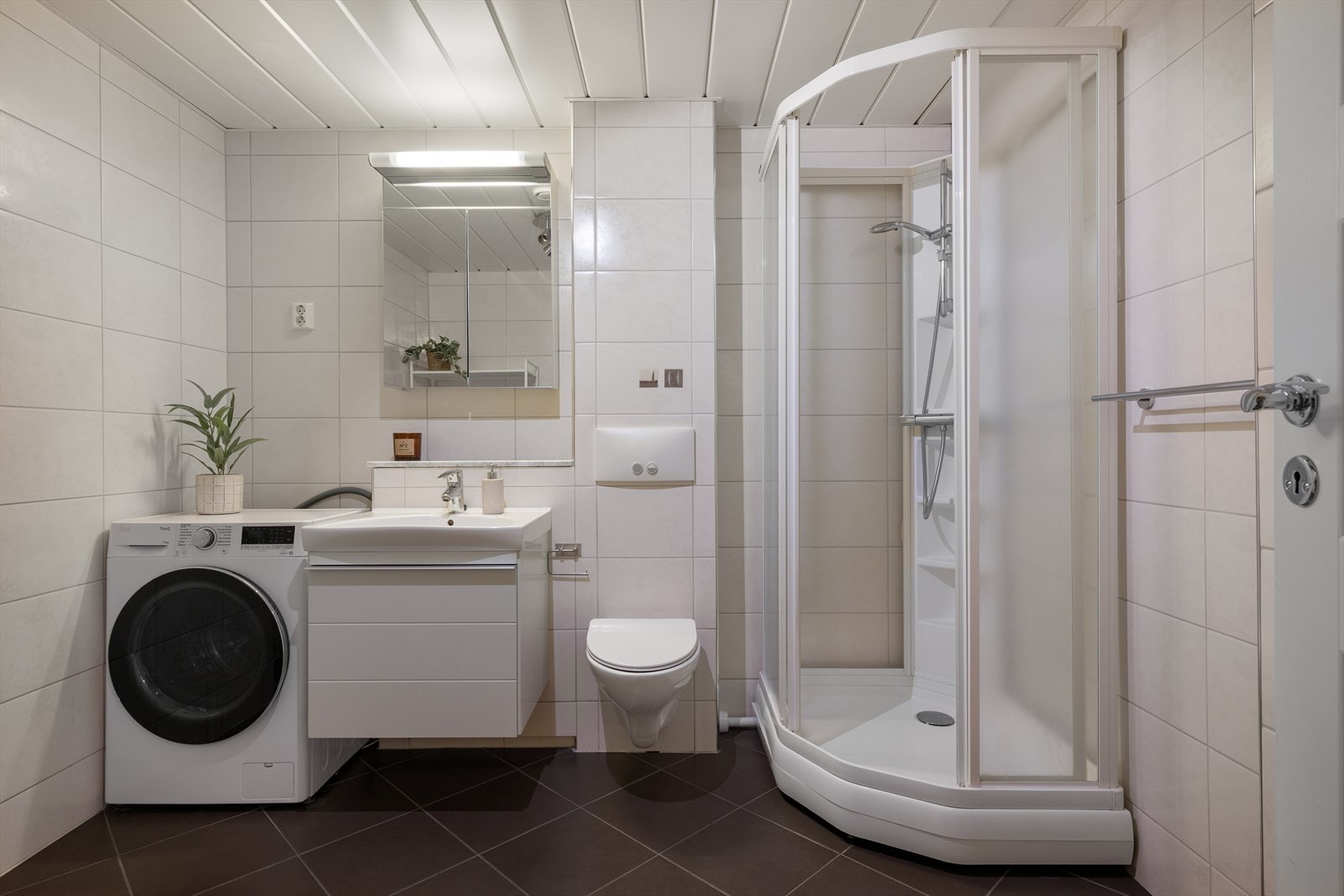 - Badet måler 6,8m² - Galleribilde