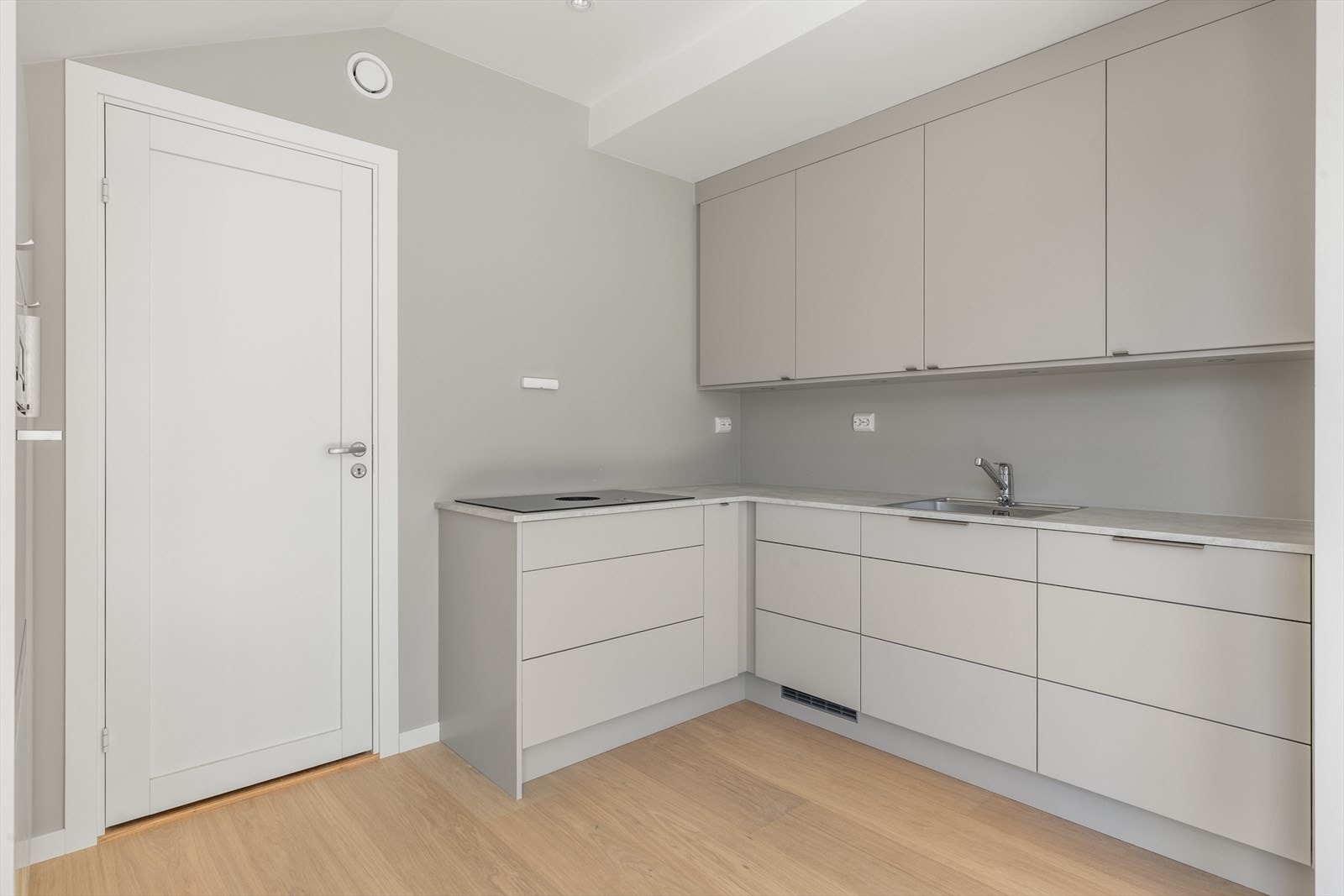 Kjøkken i moderne og stilren utførelse hvor alle hvitevarer er integrert. Galleribilde