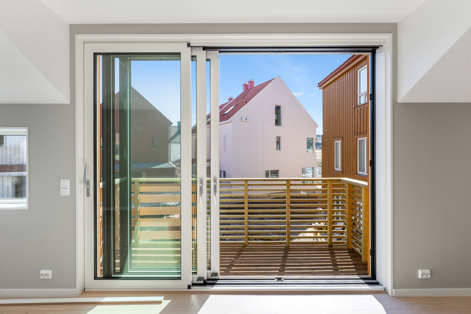 Med skyvedøren blir balkongen nesten som et eget rom sommerstid Galleribilde