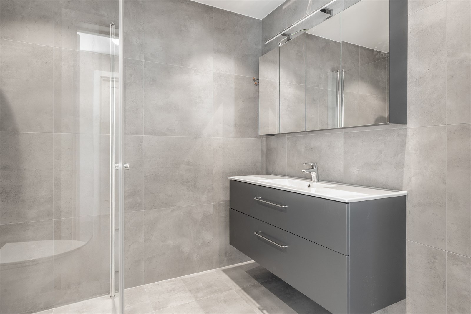 Baderom med gulvvarme, som er flislagt. Galleribilde