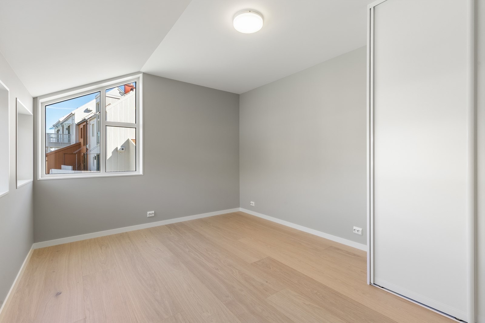 Hovedsoverommet har skyvedørsgarderobe Galleribilde