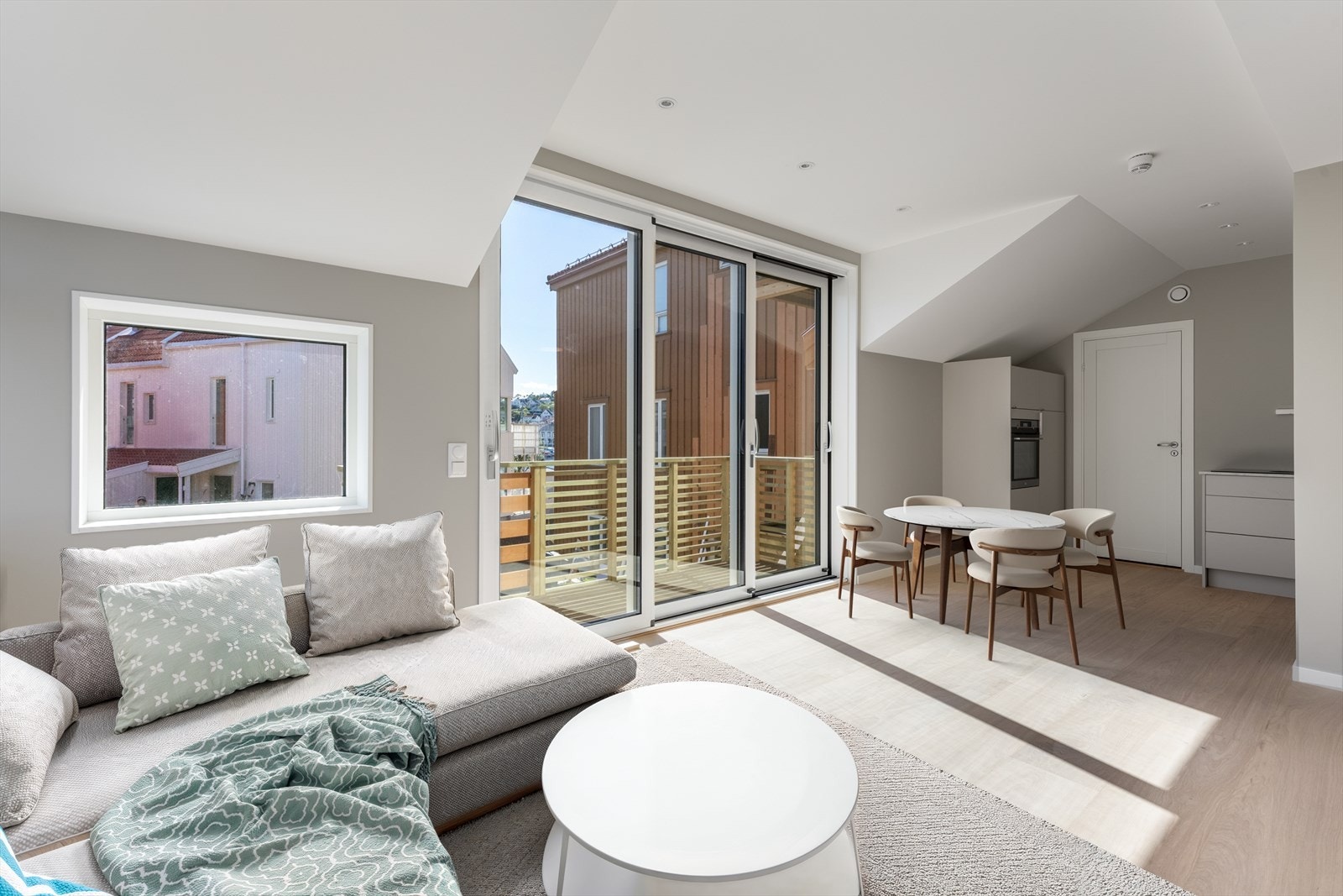 Stor og åpen stue/kjøkkenløsning. Her kan man åpne skyvedøren ut til balkongen. Galleribilde