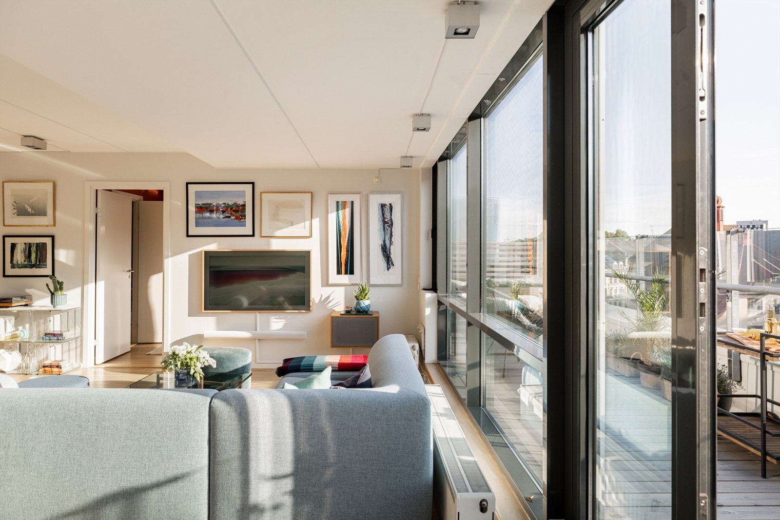 Fra stuen er det direkte utgang til en vestvendt terrasse, noe som ytterligere forsterker den gode kontakten mellom inne- og uterom. Galleribilde