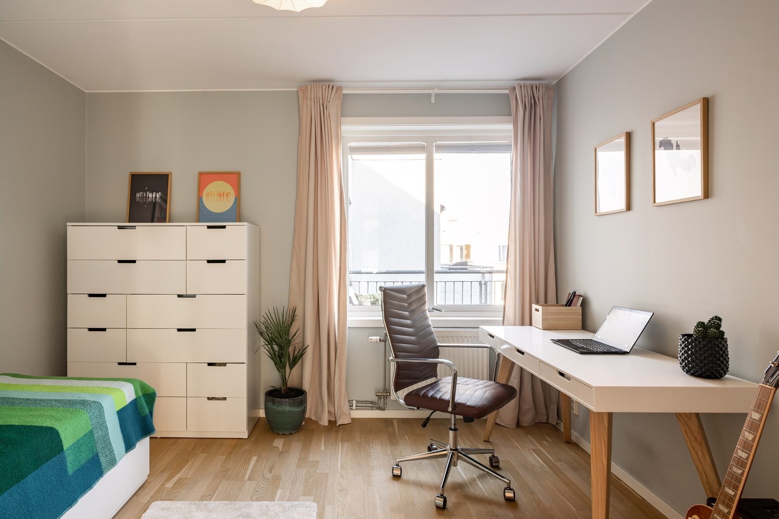 Soverom 3 - Ytterligere et meget godt, lyst og luftig soverom med fleksible bruksmuligheter. Rommet er romslig og har plass til dobbeltseng med nattbord på to sider. Dette rommet vender også inn mot rolig bakgård. Galleribilde