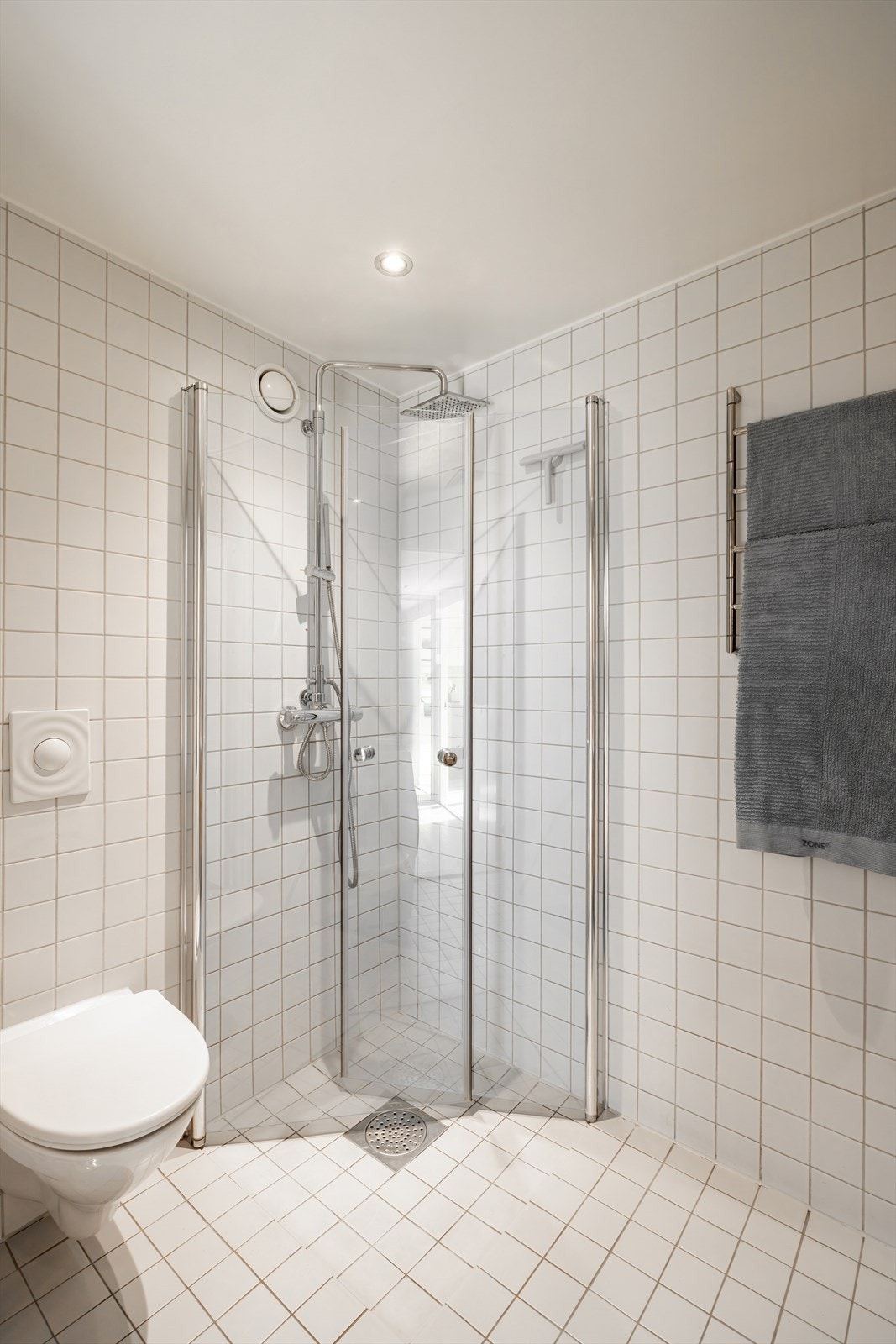 En gjennomført og tidløs baderomsløsning Galleribilde