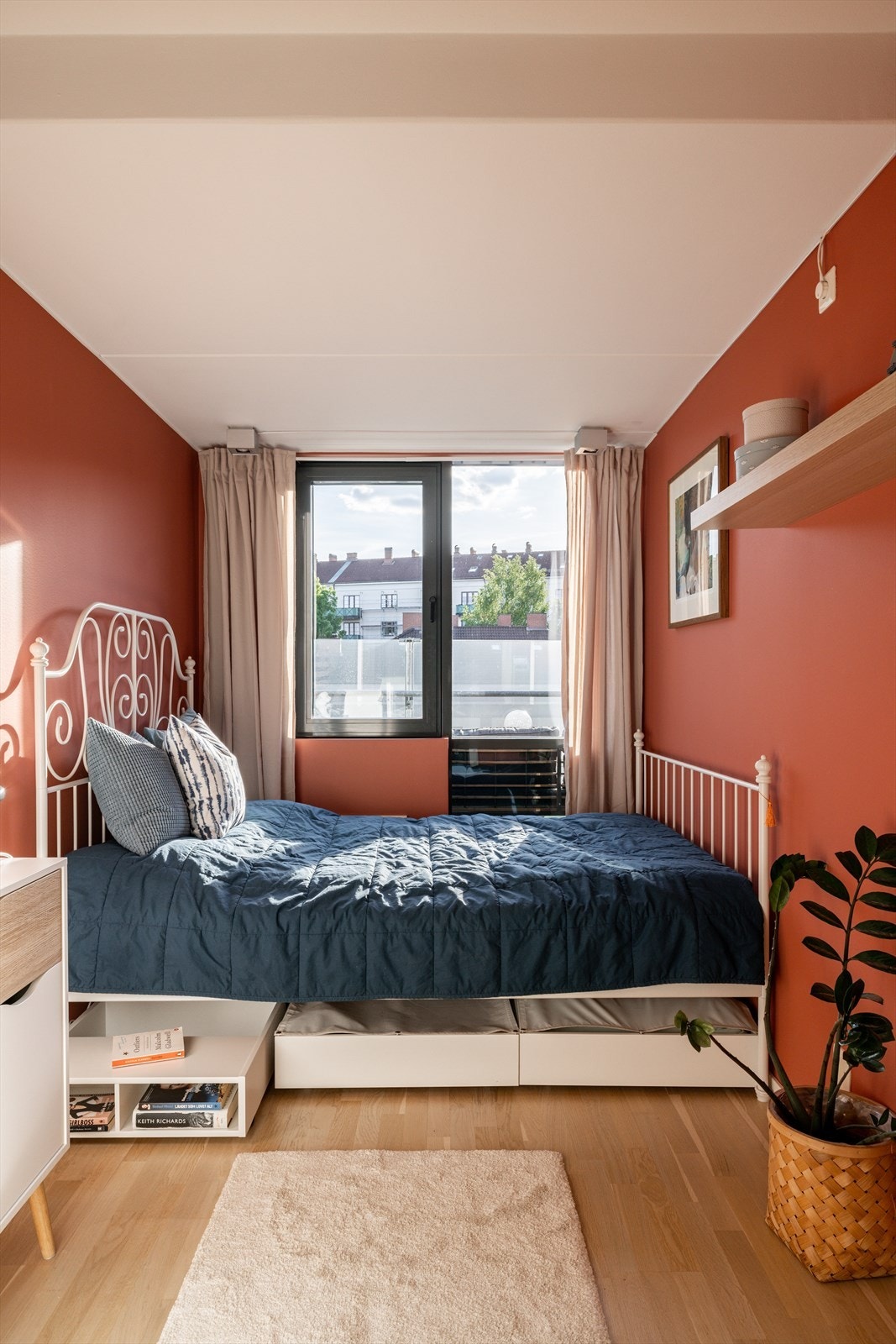 Rommet har plass til seng og nattbord, og egner seg godt som barnerom, gjesterom eller kontor. Galleribilde