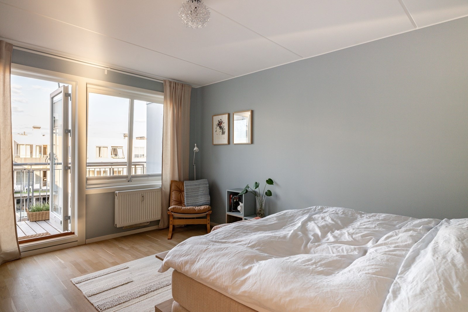 Hovedsoverom: Store vinduer og utgang til uteplass gir flott lysinnslipp og en behagelig atmosfære. Her treffer morgenlyset nydelig inn på morgenen. Galleribilde