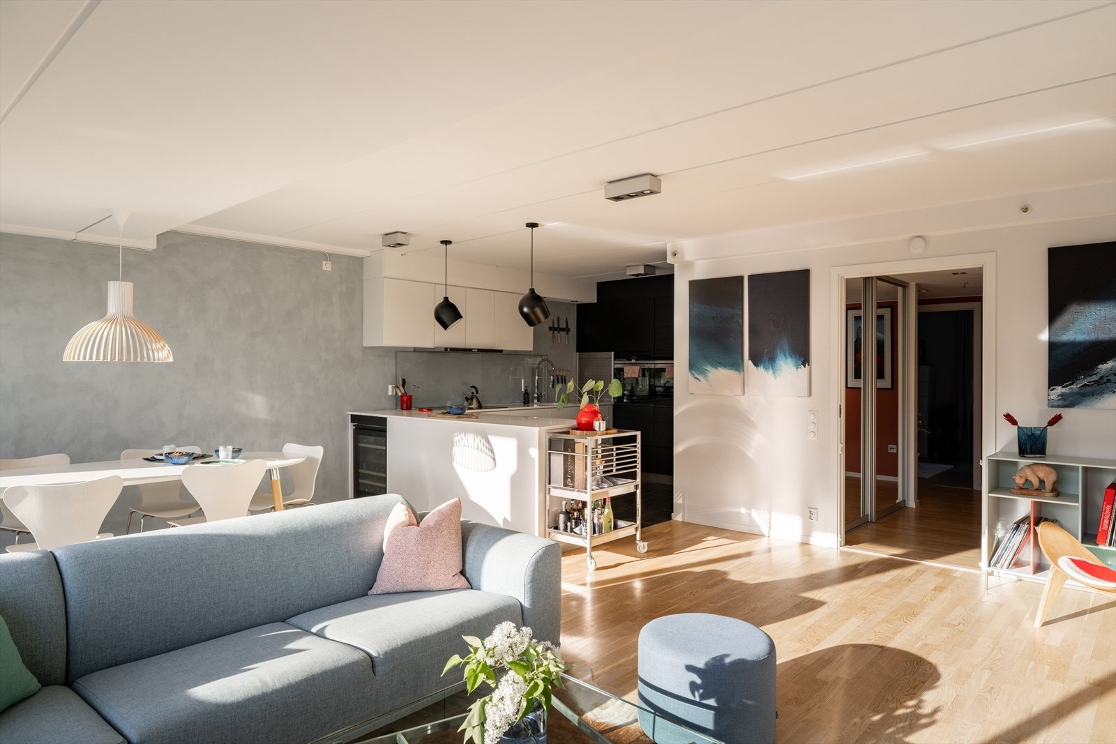 Leiligheten er ideell for deg som liker sosial matlaging - kjøkkenet er i åpen løsning men likevel avskjermet fra stuen Galleribilde