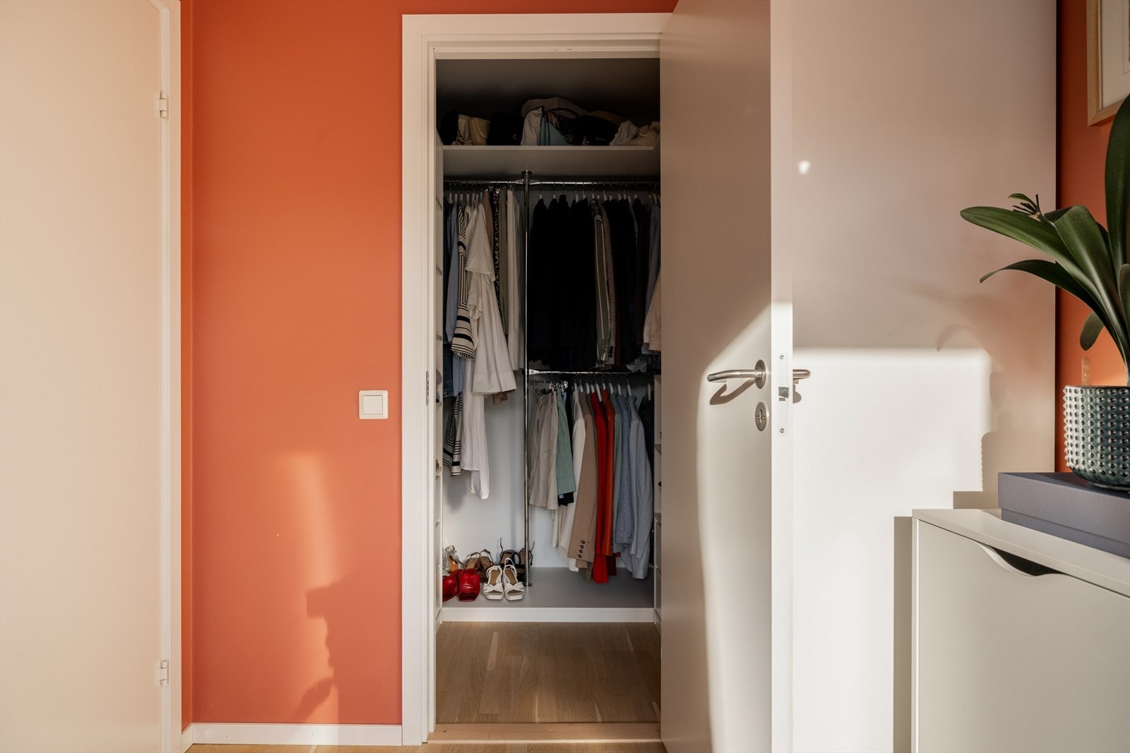 Soverom 3 er praktisk tilknyttet et omkledningsrom/walk-in closet som gir god lagringsplass til klær og annen oppbevaring. Galleribilde