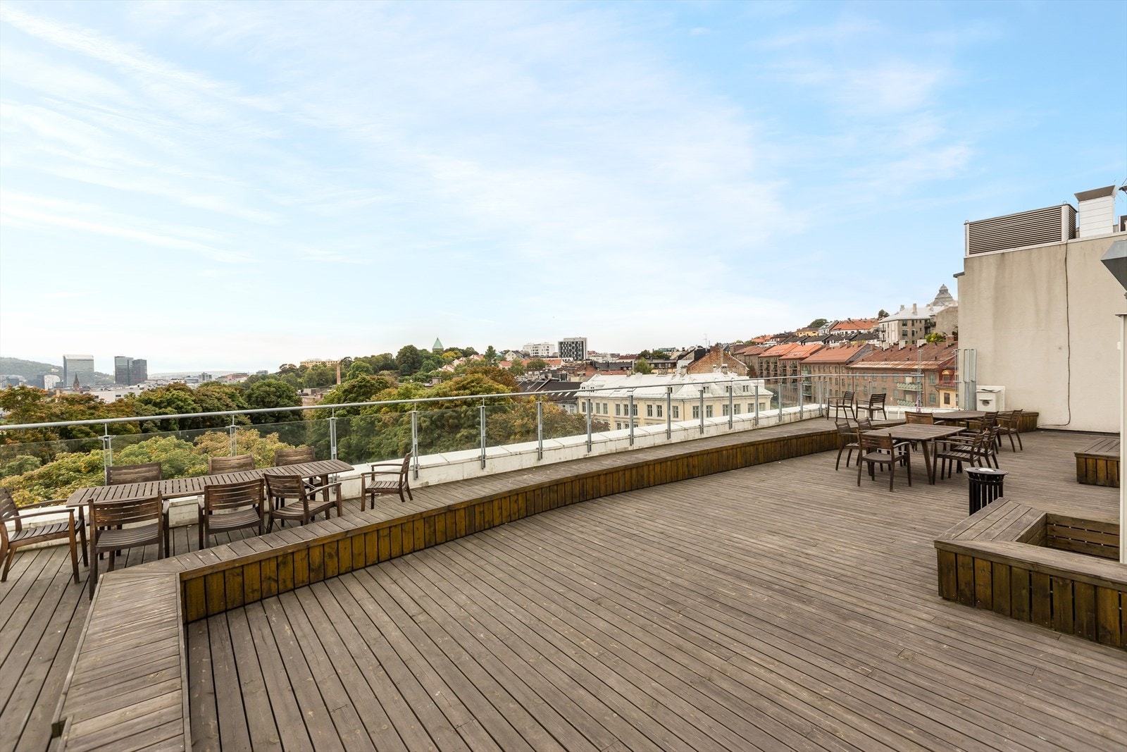 Den felles takterrassen er svært romslig og her finner du flere sittegrupper. Denne terrassen ligger på sydsiden av bygget og har en fantastisk byutsikt! Galleribilde