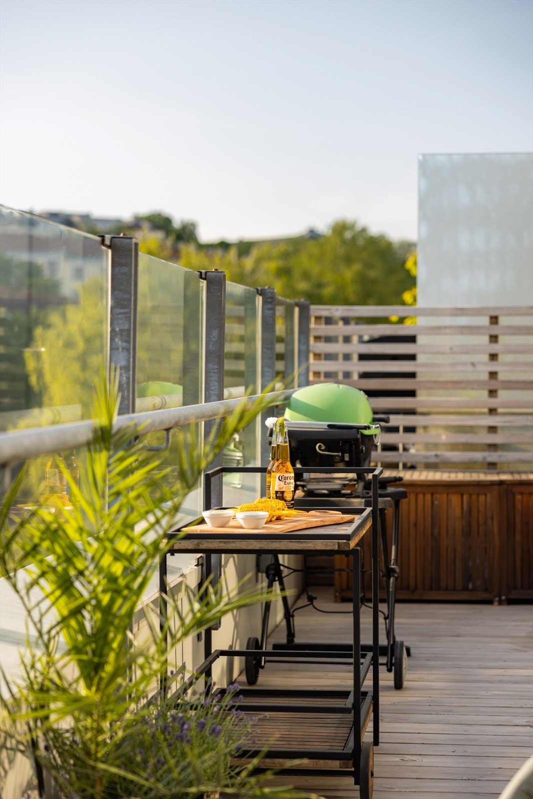 Dette er en nydelig forlengelse av stuen og perfekt for varme sommerkvelder. Galleribilde