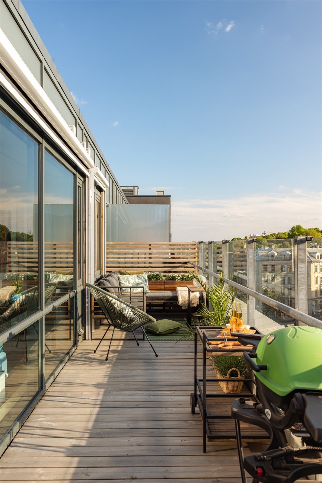 Terrassen har sol fra ca. kl. 11 og helt til solen går ned, avhengig av sesong. Galleribilde