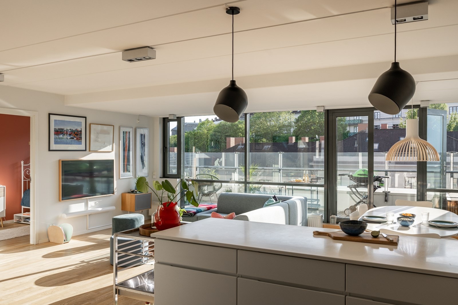 Her kan du stå på kjøkkenet å kokkelere, mens du har kontakt med familien/gjester i stuen. Galleribilde