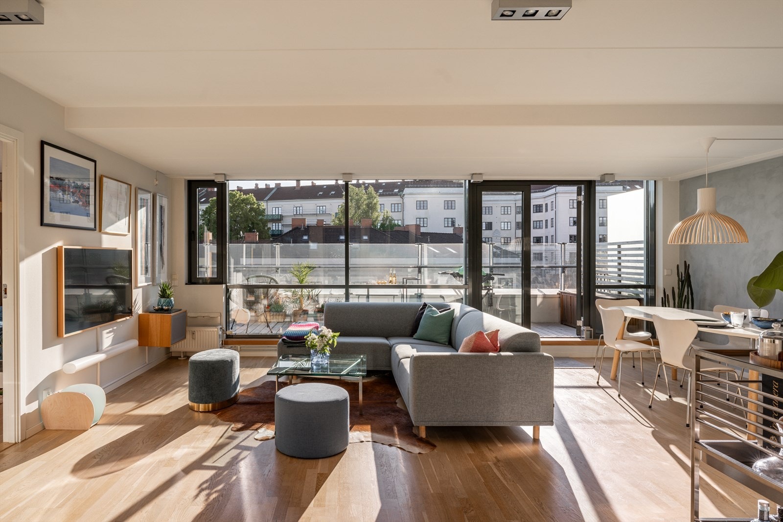 Dette er en fantastisk 4-roms leilighet, som ligger høyt til i byggets 6. etasje med enkel tilgang via heis. Her bor du høyt og fritt med fantastisk utsikt og gode solforhold. Galleribilde