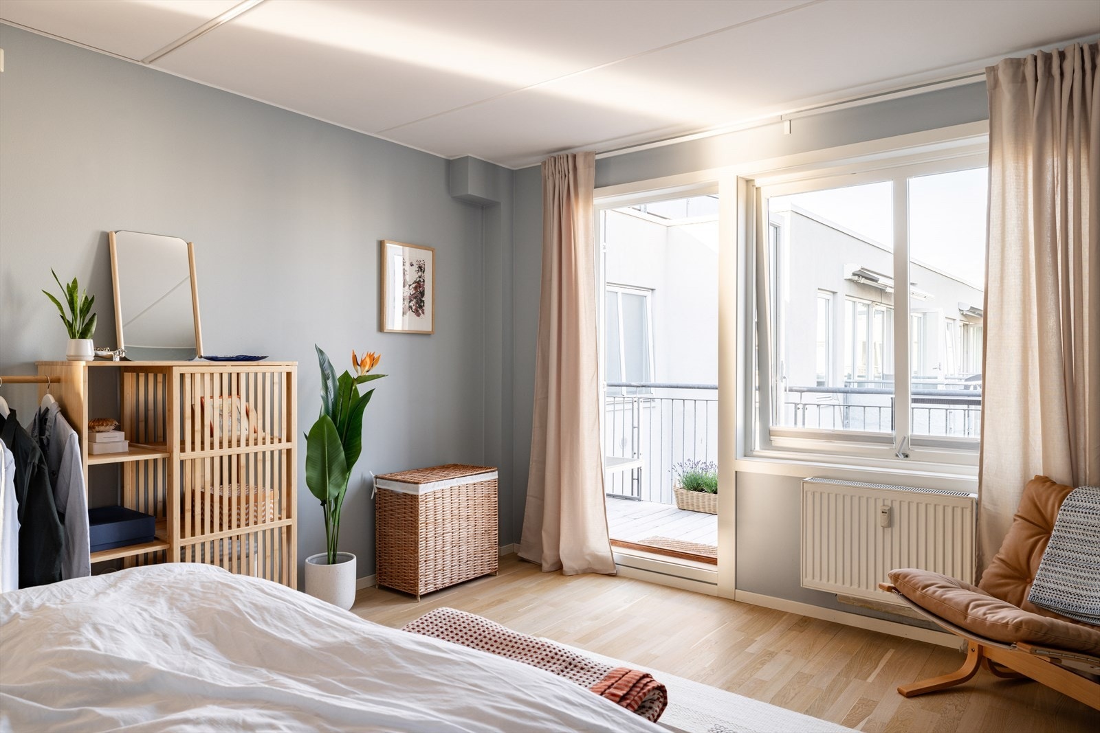 Boligen har totalt 3 gode soverom, og har derfor plass til en større familie eller for deg som vil ha god plass! Her fra hovedsoverom som har adkomst til balkong mot bakgård. Galleribilde