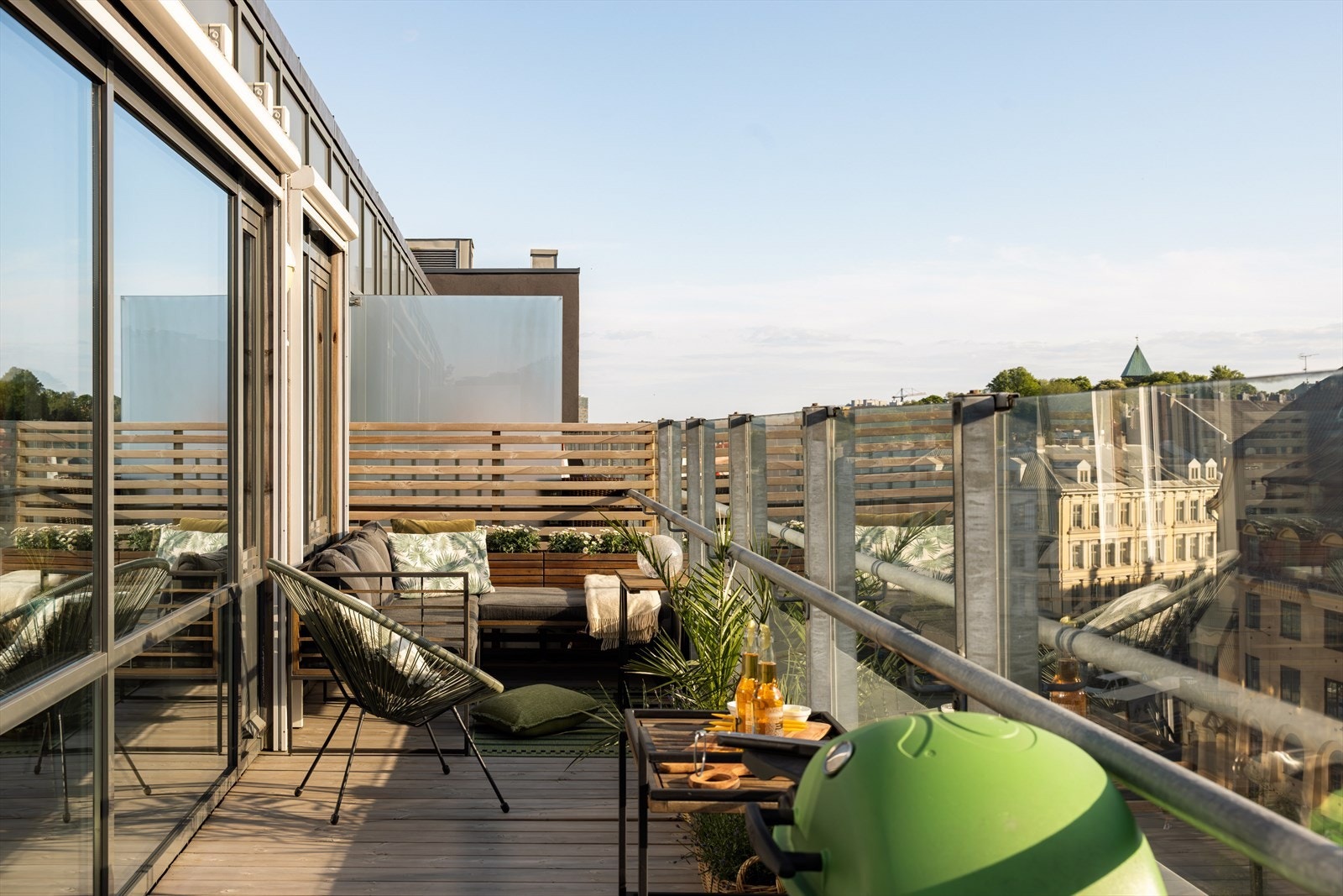 Leiligheten kan by på en solrik, vestvendt terrasse på ca. 15 m² med utgang fra stuen. Her er det god plass til både grill og sittegrupper. Leiligheten er påkostet med utvendige solscreens for sommerens varmeste dager. Galleribilde