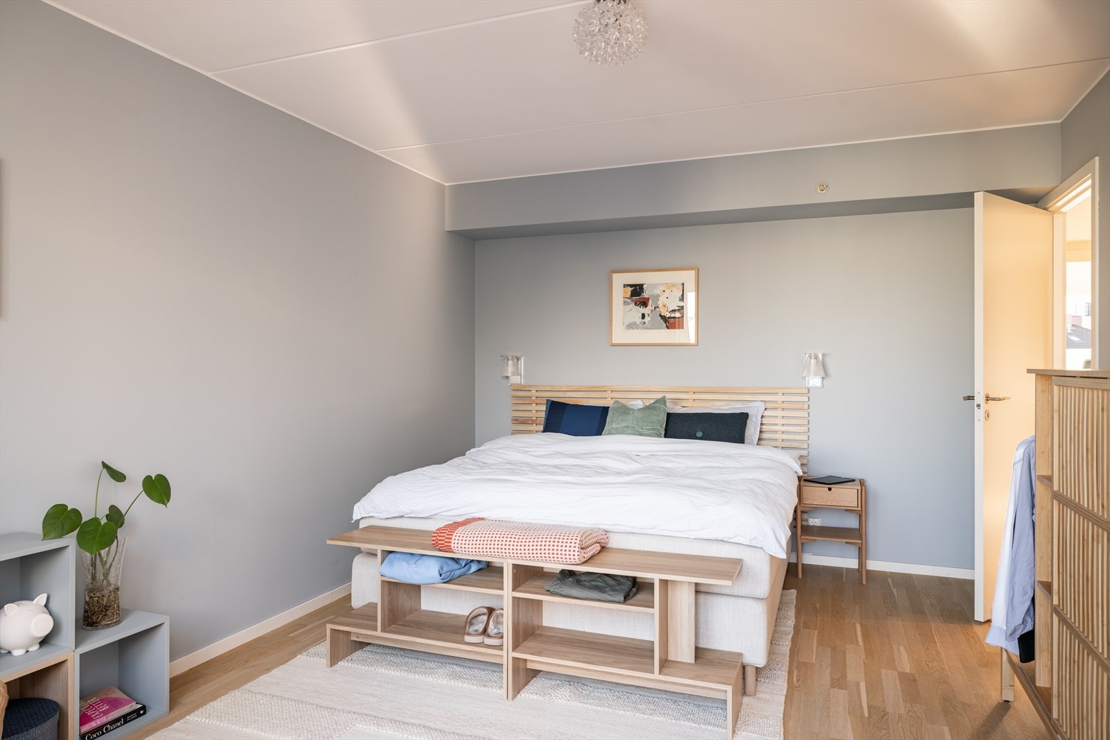 Hovedsoverom: Det er meget god plass til dobbeltseng, nattbord og annet møblement på hovedsoverommet. Dette rommet er såpass stort at det også er ideellt som tv-stue dersom en kun har behov for 2 soverom i hverdagen. Galleribilde