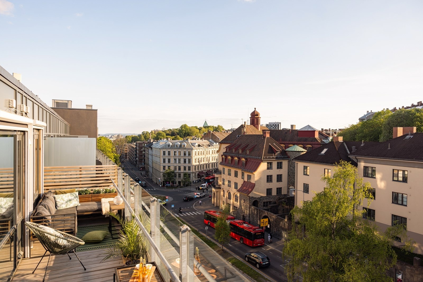 Her bor du fantastisk til i høyden på Alexander Kiellands plass i et nyere bygg fra 2007. Fra leilighetens vestvendte balkong er det usjenert og flott utsikt til områdets flotte bebyggelse, mot Oslo by og tretoppene rundt! Galleribilde