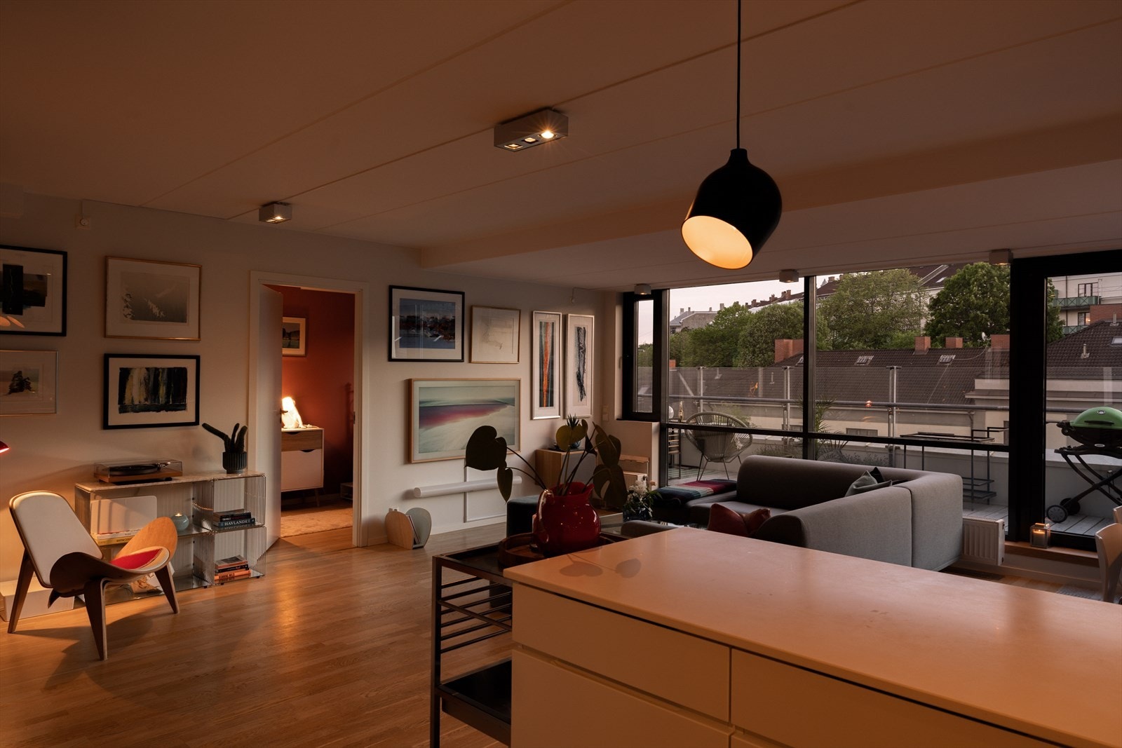 Stuen er også svært hyggelig i kveldsdrakt! Galleribilde