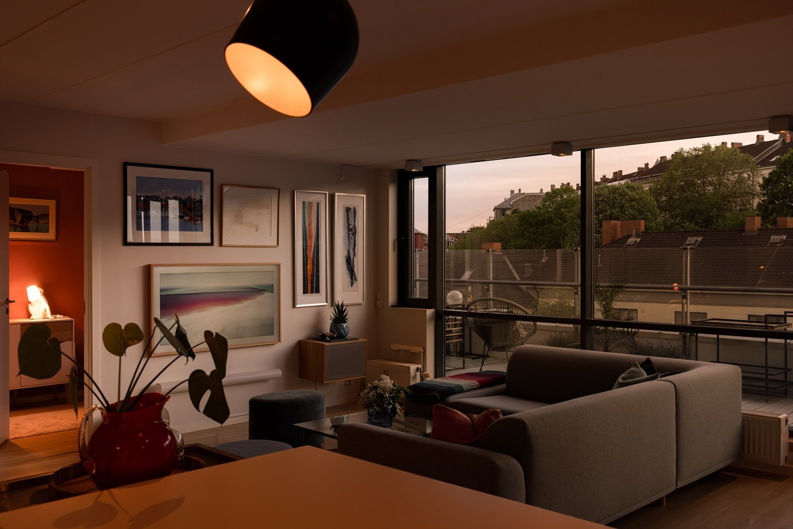 Det er vakkert utsyn fra leiligheten, selv fra sofakroken Galleribilde