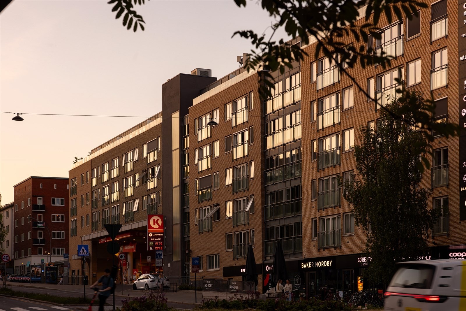 Leiligheten ligger supersentralt til i bakkant av Kiellands Hus i rolige omgivelser! Easy living med velassortert dagligvare, vinmonopol og flere butikker i samme bygg. Galleribilde