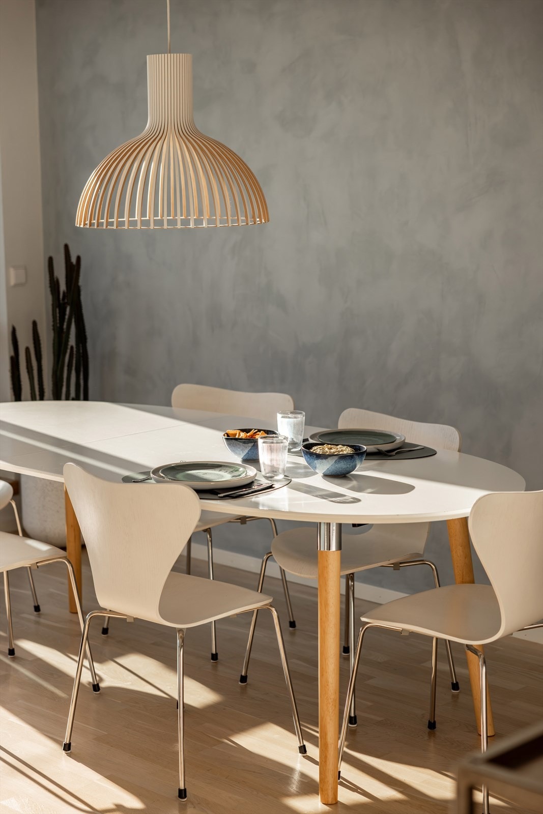 I stuen er det god plass til et langbord. Her er det hyggelig å samle venner og familie til hyggelige lag. Galleribilde