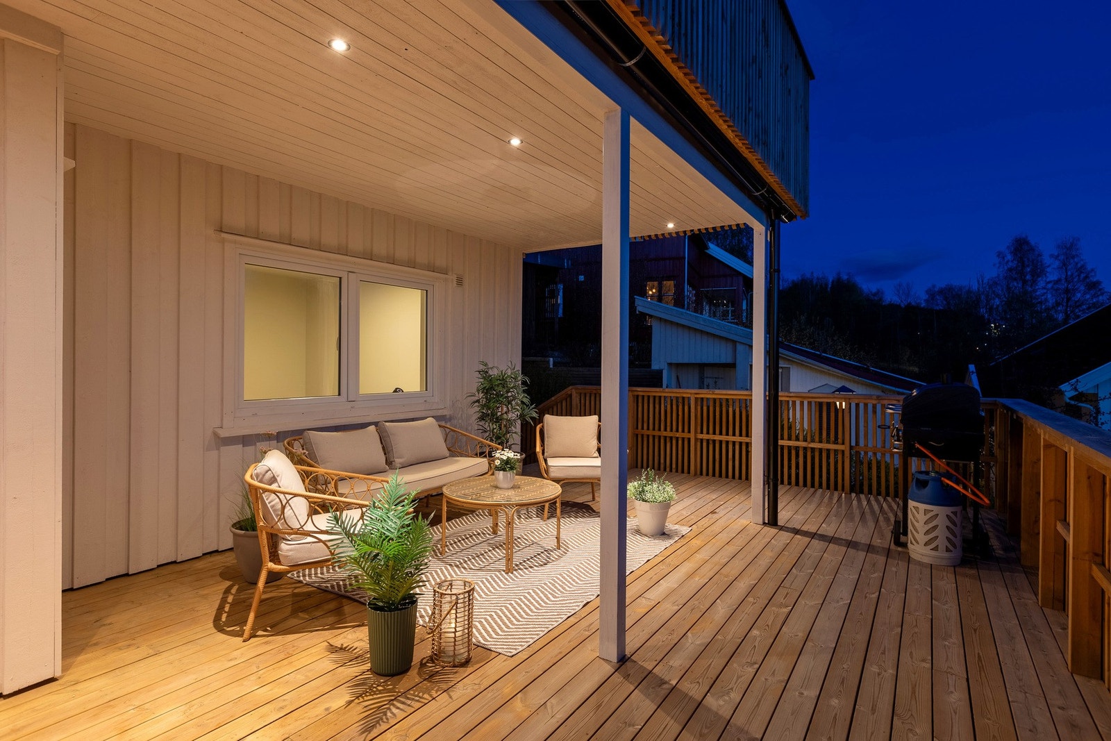 God plass for sittegruppe. Det er installert downlights med dimmer i himling. Galleribilde