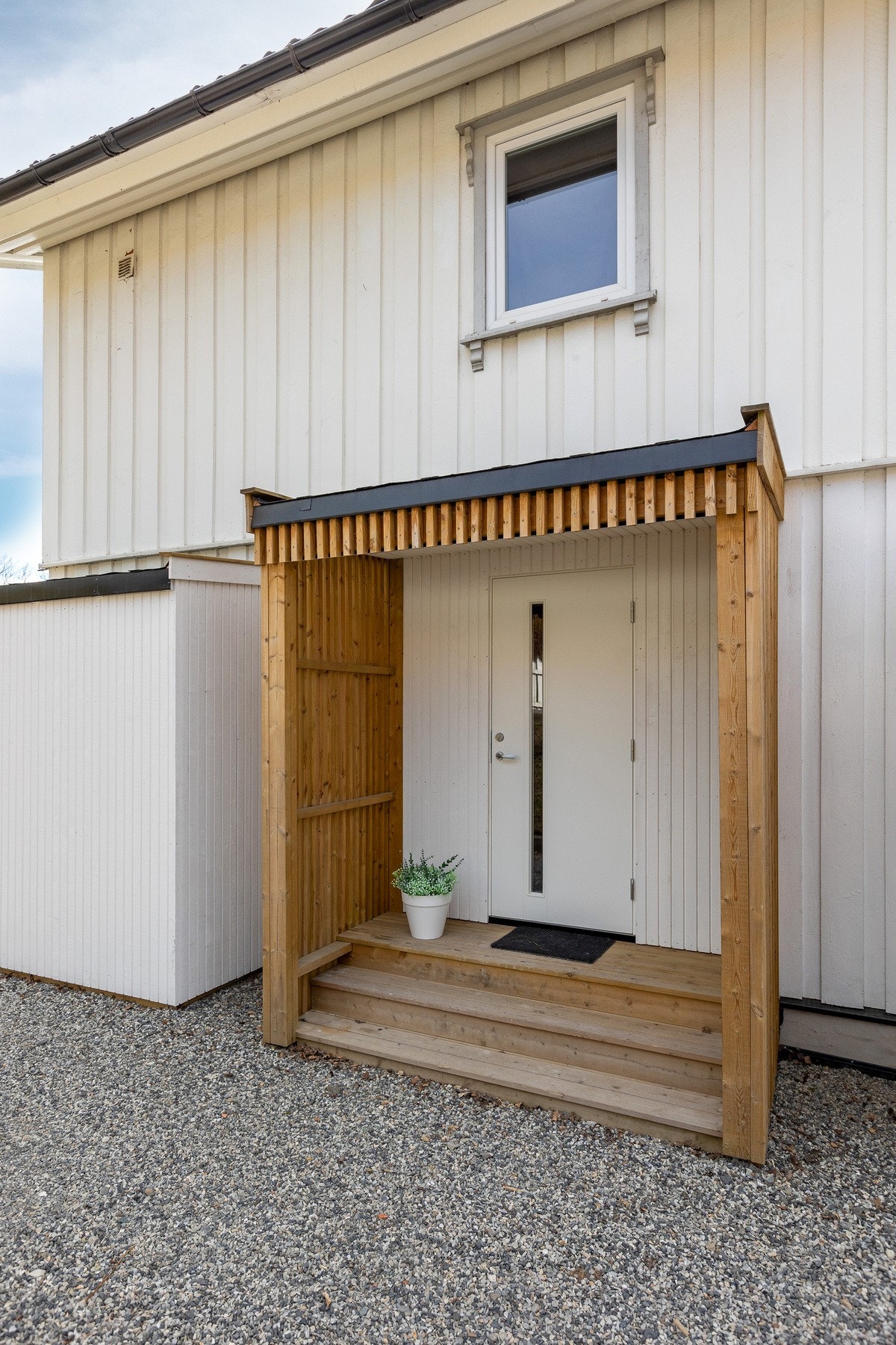 Felles, overbygget inngangsparti. Galleribilde