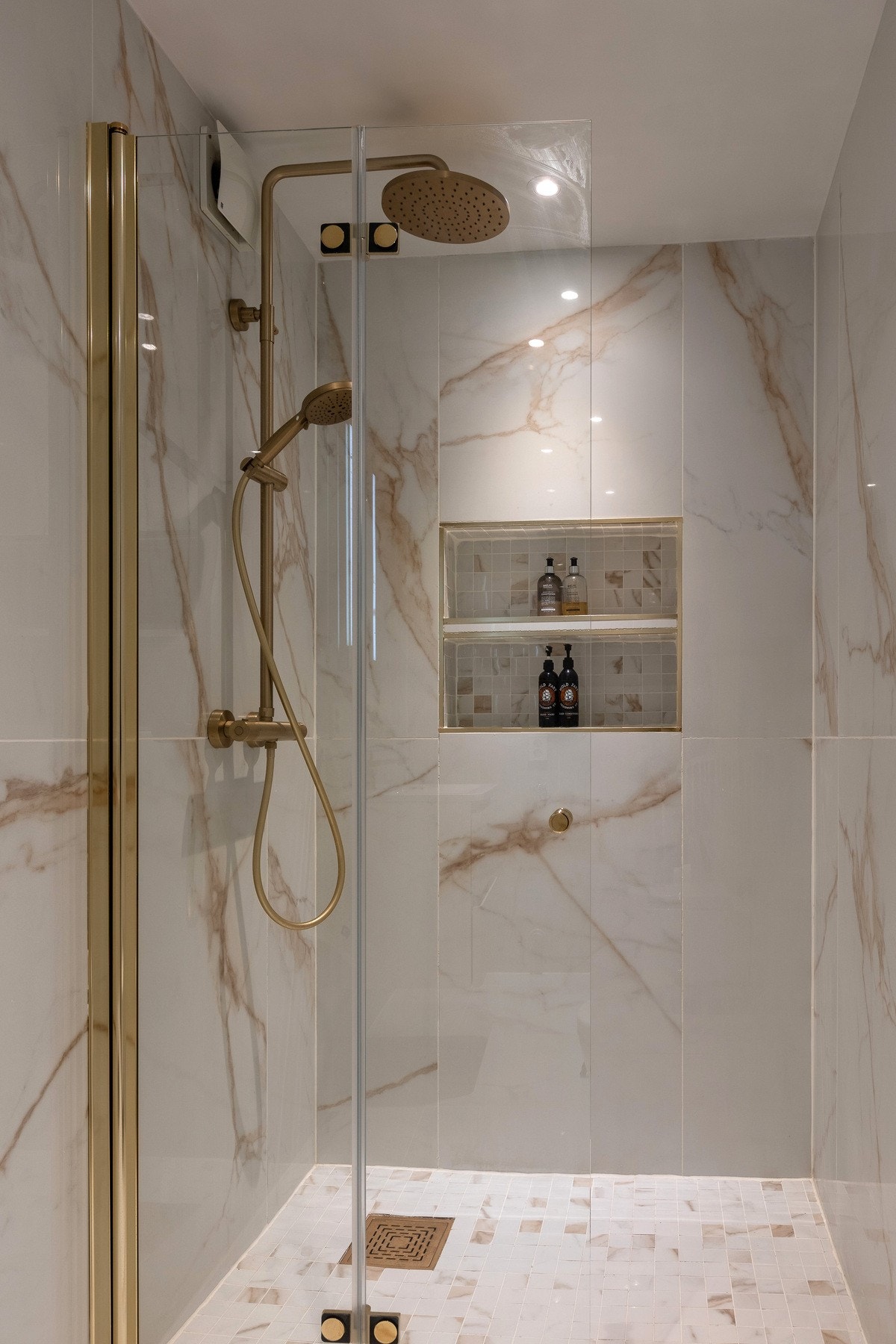 Dusjhjørnet med glassvegge - innebygget nisje med plass for baderomsartikler. Galleribilde