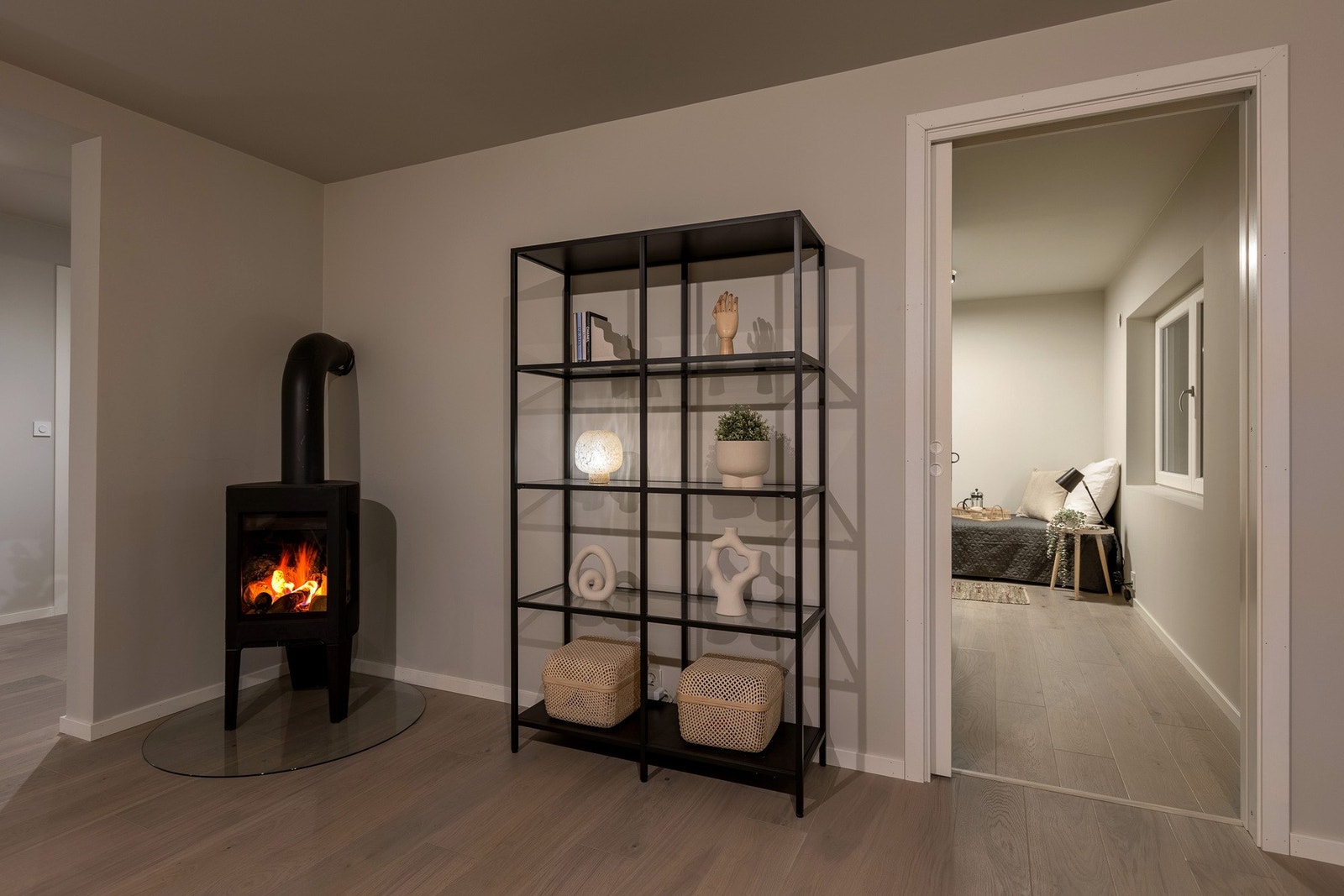 Fra stuen er det direkte tilgang til soverom nr 2 på dette etasjeplanet. Galleribilde