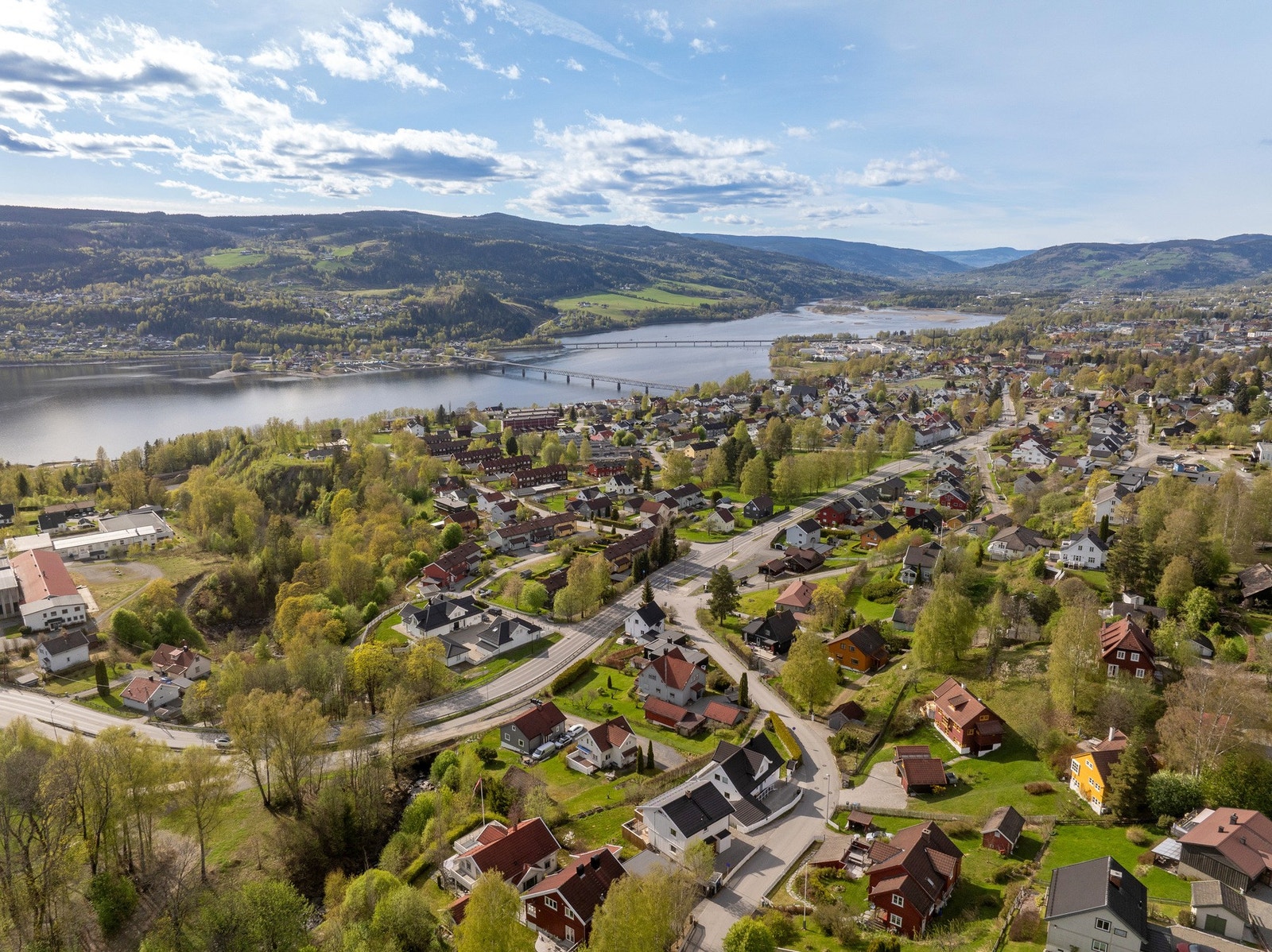 Et rolig og barnevennlig område, ikke tillatt med gjennomgangstrafikk. Trygg og fin gangavstand til både Søre Ål barneskole samt til Åretta Ungdomsskole. Galleribilde