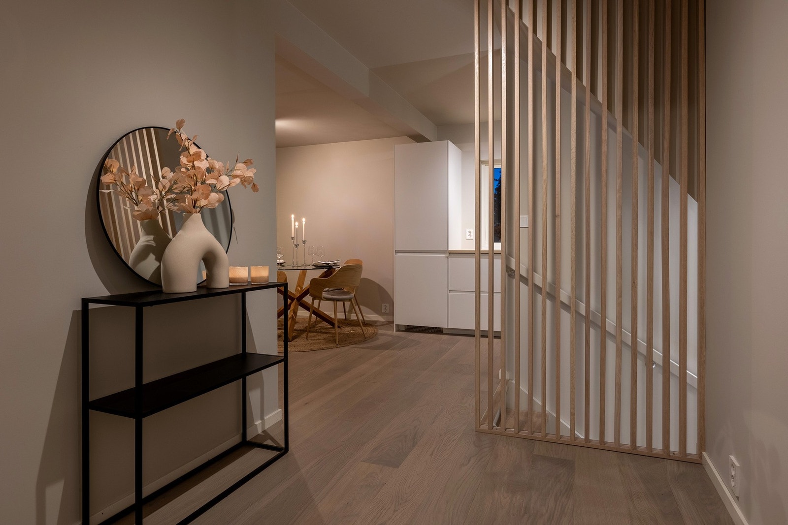 Lekker entre med romdeler/spilevegg mot trappenedgang og kjøkken. Galleribilde