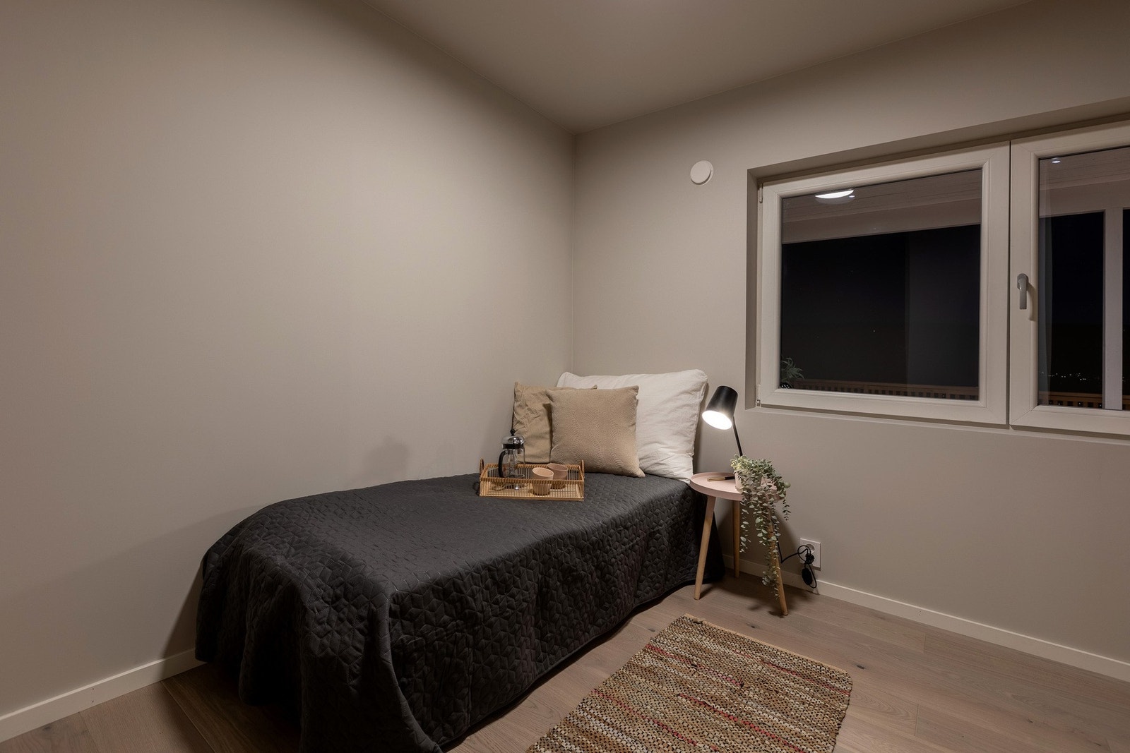 Soverom nr 2 i første etasje. God plass for seng, skrivepult og eventuell garderobeløsning. Vinduene vender ut mot terrassen mot vest. Galleribilde